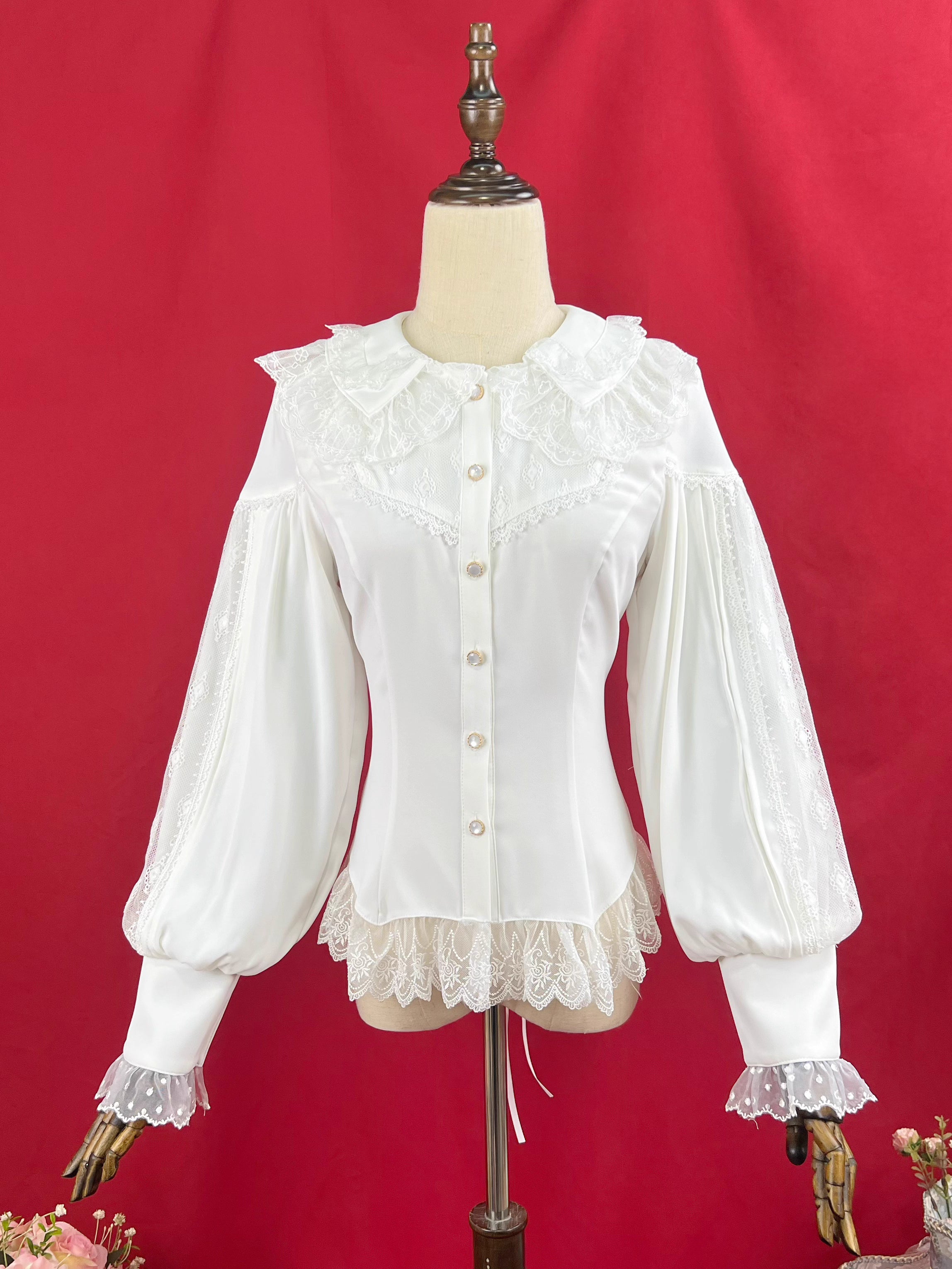 Design Concept:
This Lolita blouse features a delicate lace-trimmed doll collar and elegant leg-of-mutton sleeves, combining classic charm with a refined silhouette. The slim-fit design enhances the figure while maintaining a graceful Lolita aesthetic. Available in Ivory, Black, and Apricot, it provides versatile options to match various Lolita outfits.