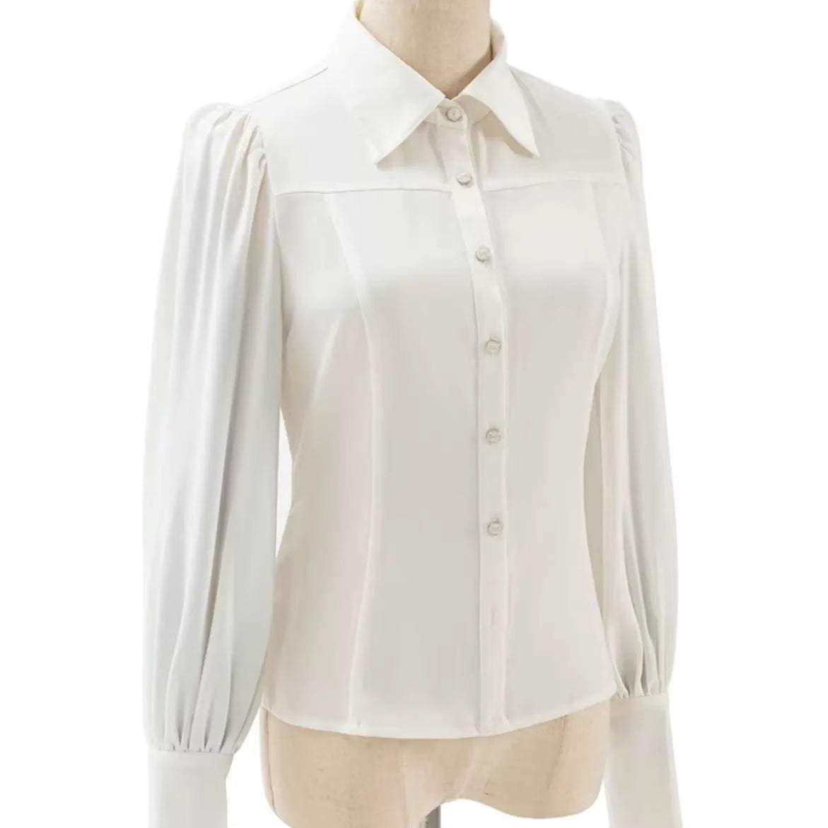 Design Concept:
This Lolita blouse in pure white features a pointed collar and elegant lantern sleeves, blending classic refinement with a versatile design. The slim-fit silhouette and soft fabric make it perfect as an inner layer for JSKs or as a standalone top, creating an effortlessly elegant Lolita look. Ideal for daily wear, tea parties, or casual gatherings, it combines sophistication with comfort, making it a staple piece in any Lolita wardrobe.