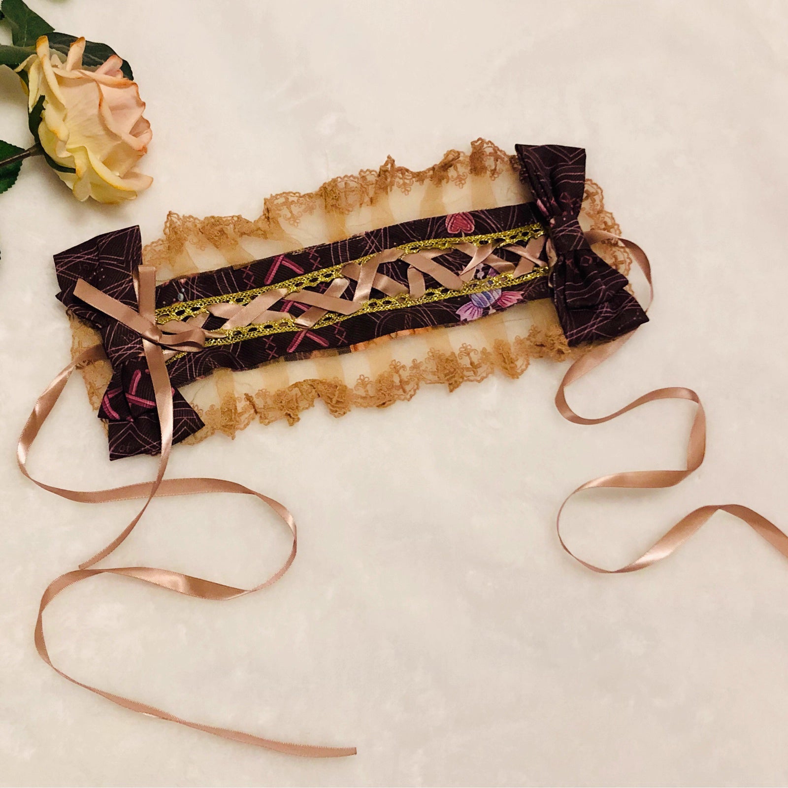 Design Concept:
This Lolita hair accessory features a delicate lace KC-style headband, combining elegance with everyday wearability. Designed for tea parties, casual outings, and seasonal events, it adds a charming and feminine touch to any Lolita hairstyle. Available in Burgundy and Brown, it complements both sweet and classic Lolita aesthetics.