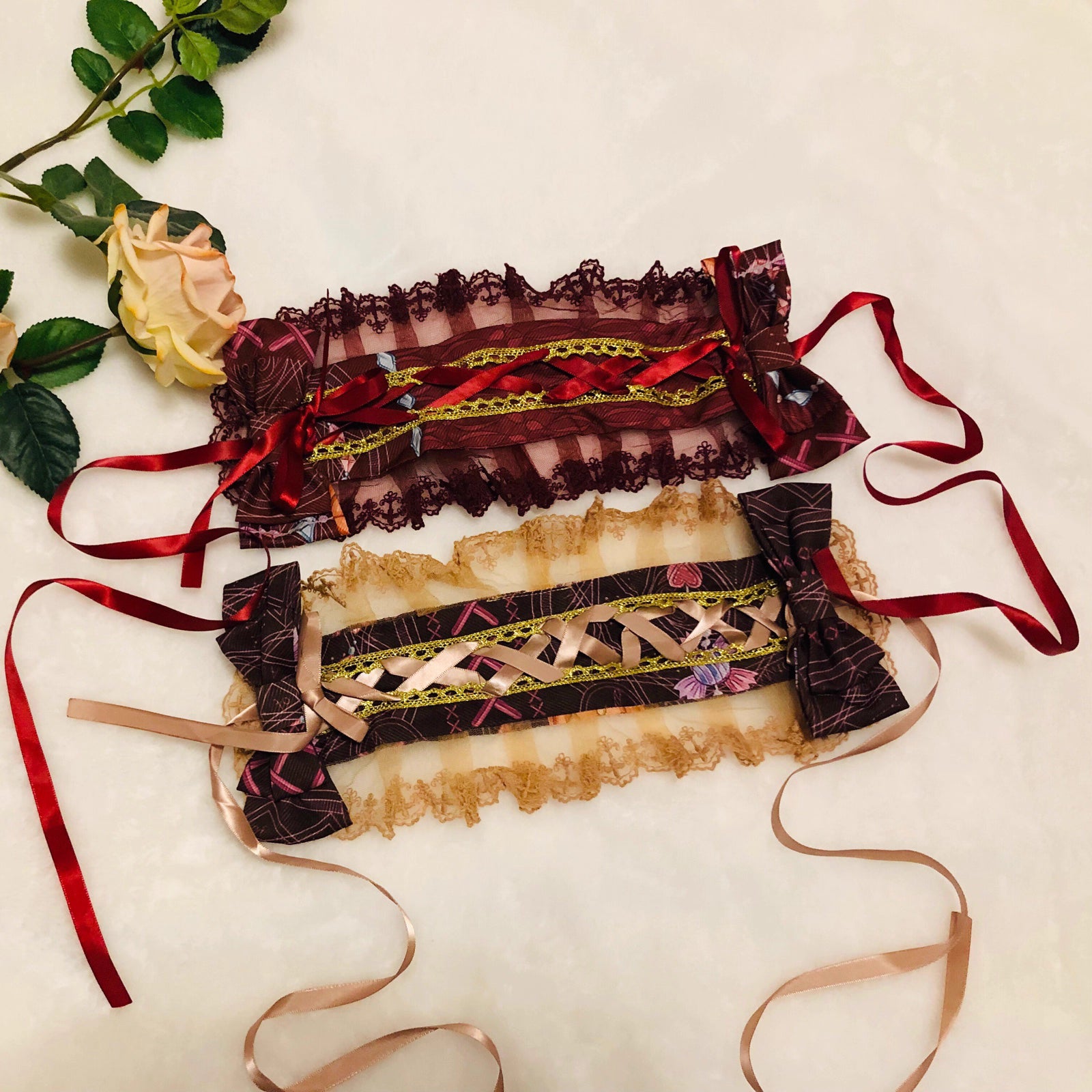 Design Concept:
This Lolita hair accessory features a delicate lace KC-style headband, combining elegance with everyday wearability. Designed for tea parties, casual outings, and seasonal events, it adds a charming and feminine touch to any Lolita hairstyle. Available in Burgundy and Brown, it complements both sweet and classic Lolita aesthetics.
