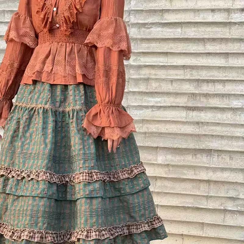 Design Concept:
This Lolita skirt in green showcases a delightful patchwork design crafted from soft, breathable cotton. The contrasting color blocks and gracefully flowing silhouette create a playful yet refined look, making it perfect for daily wear, tea parties, or casual Lolita gatherings.