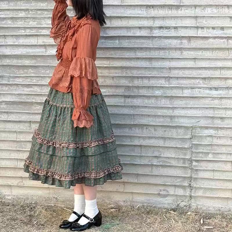 Design Concept:
This Lolita skirt in green showcases a delightful patchwork design crafted from soft, breathable cotton. The contrasting color blocks and gracefully flowing silhouette create a playful yet refined look, making it perfect for daily wear, tea parties, or casual Lolita gatherings.