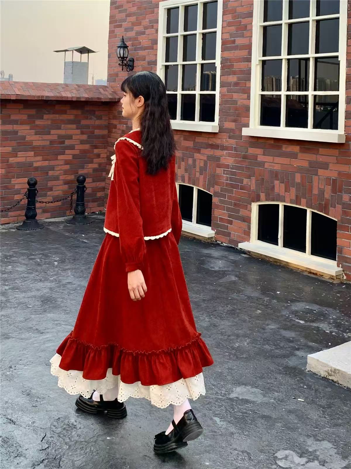 Design Concept:
This Lolita skirt in red features a high-waist design with a flowing hemline and delicate lace trim, embodying a festive and whimsical aesthetic perfect for autumn and winter. The extended length adds elegance and warmth, while the voluminous silhouette creates a graceful, youthful look. Ideal for daily wear, Christmas celebrations, tea parties, or casual Lolita gatherings, this skirt pairs beautifully with blouses, jumpers, or layered outfits.