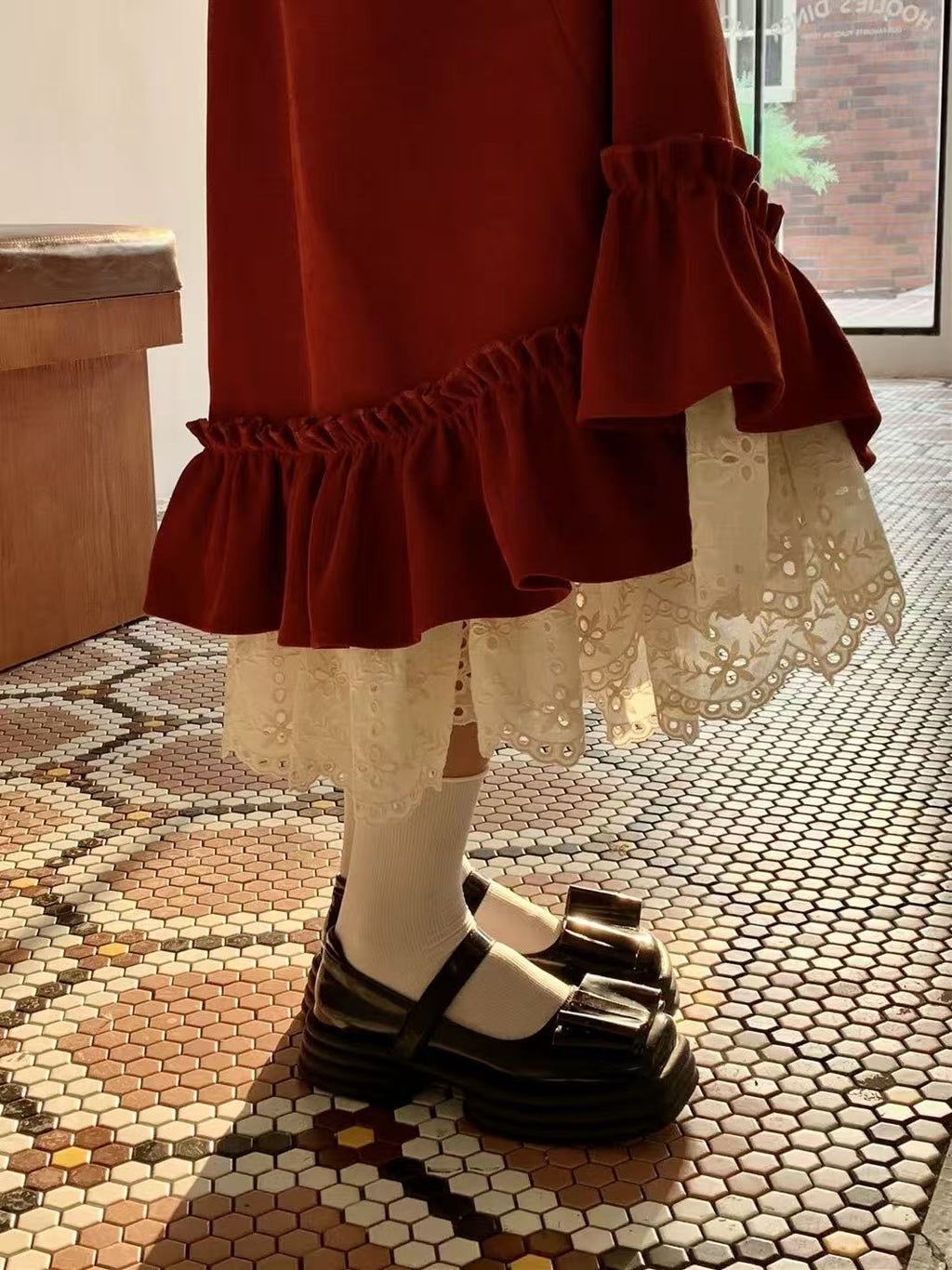 Design Concept:
This Lolita skirt in red features a high-waist design with a flowing hemline and delicate lace trim, embodying a festive and whimsical aesthetic perfect for autumn and winter. The extended length adds elegance and warmth, while the voluminous silhouette creates a graceful, youthful look. Ideal for daily wear, Christmas celebrations, tea parties, or casual Lolita gatherings, this skirt pairs beautifully with blouses, jumpers, or layered outfits.