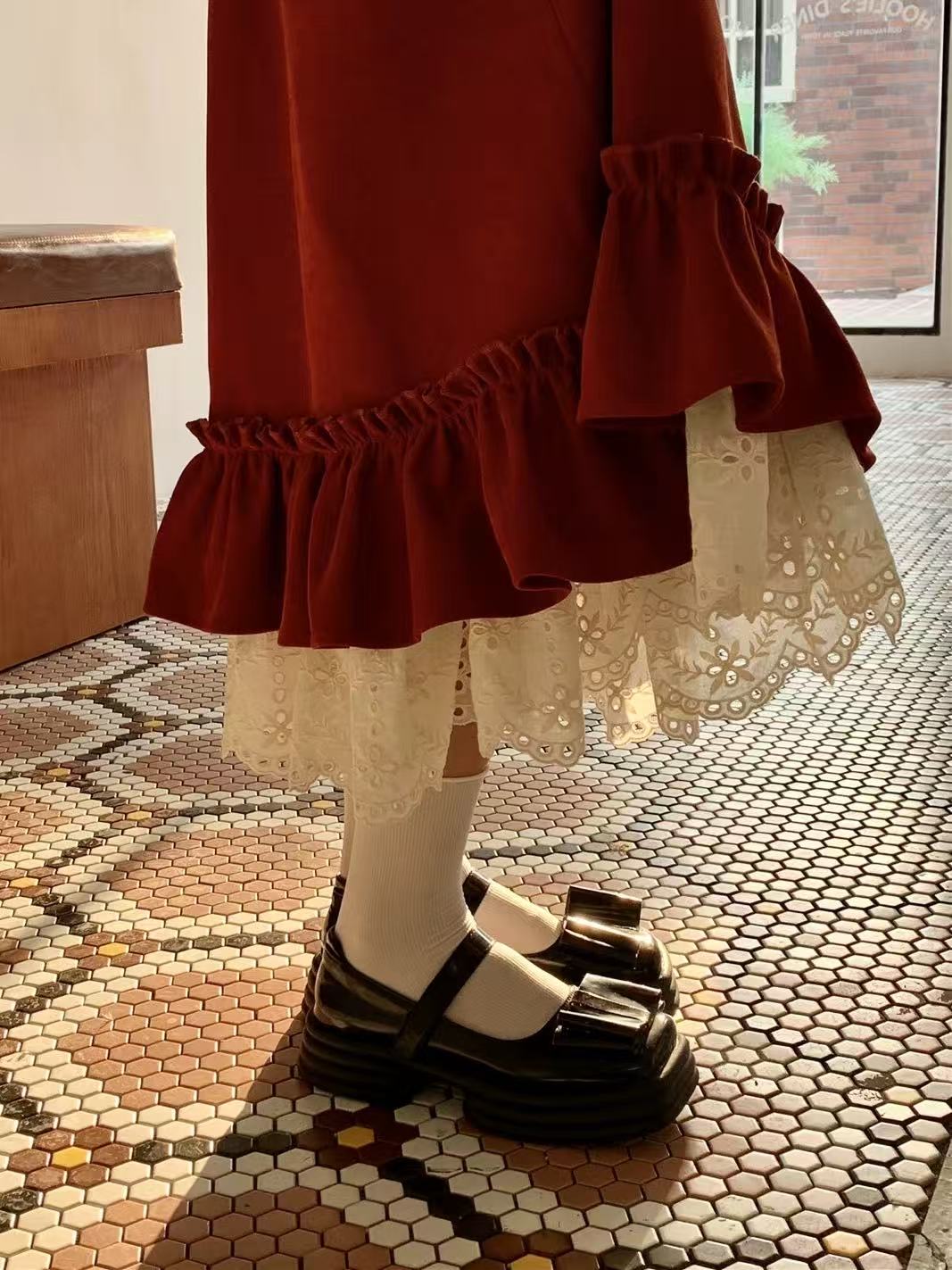 Design Concept:
This Lolita skirt in red features a high-waist design with a flowing hemline and delicate lace trim, embodying a festive and whimsical aesthetic perfect for autumn and winter. The extended length adds elegance and warmth, while the voluminous silhouette creates a graceful, youthful look. Ideal for daily wear, Christmas celebrations, tea parties, or casual Lolita gatherings, this skirt pairs beautifully with blouses, jumpers, or layered outfits.