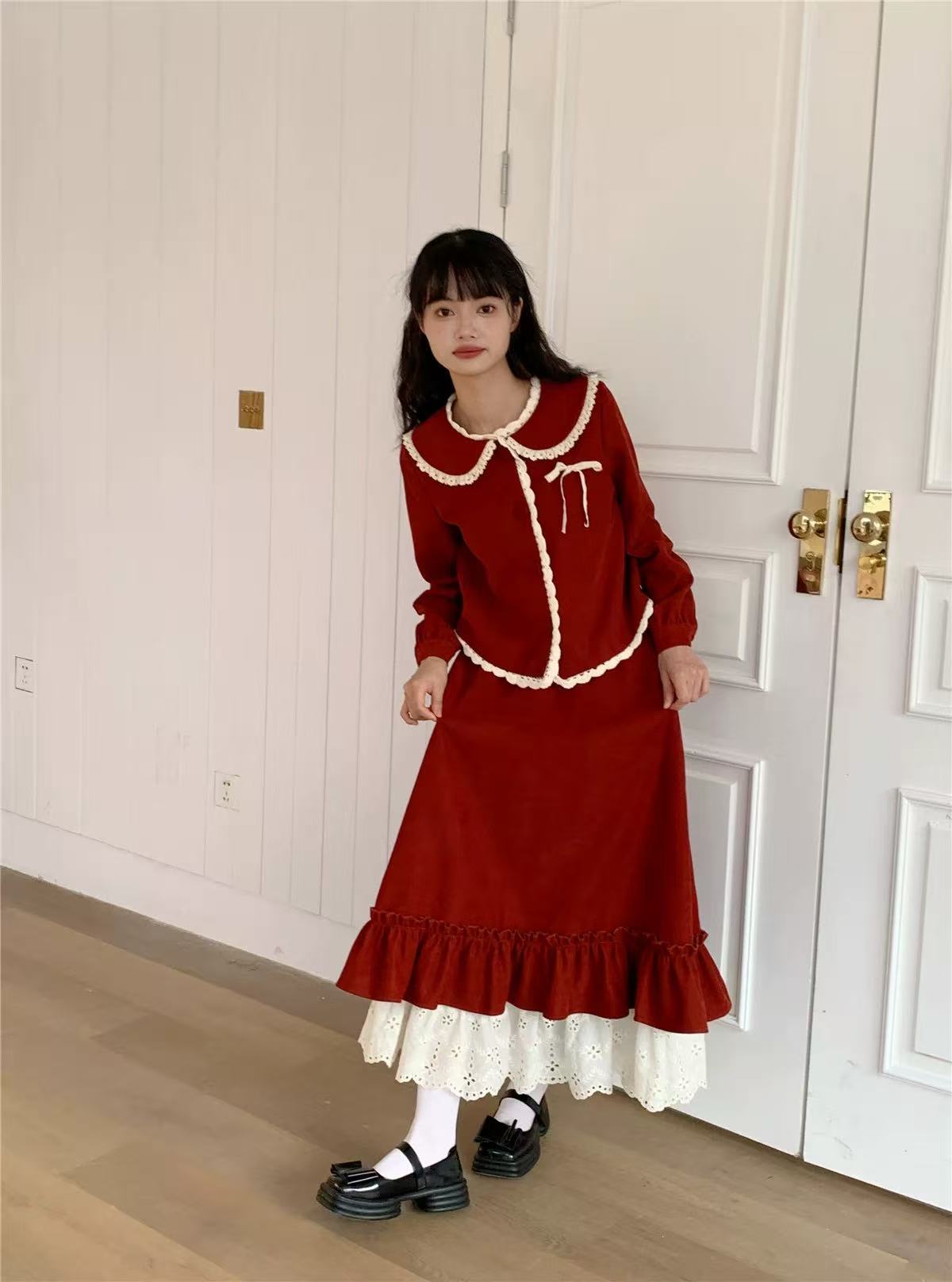 Design Concept:
This Lolita skirt in red features a high-waist design with a flowing hemline and delicate lace trim, embodying a festive and whimsical aesthetic perfect for autumn and winter. The extended length adds elegance and warmth, while the voluminous silhouette creates a graceful, youthful look. Ideal for daily wear, Christmas celebrations, tea parties, or casual Lolita gatherings, this skirt pairs beautifully with blouses, jumpers, or layered outfits.