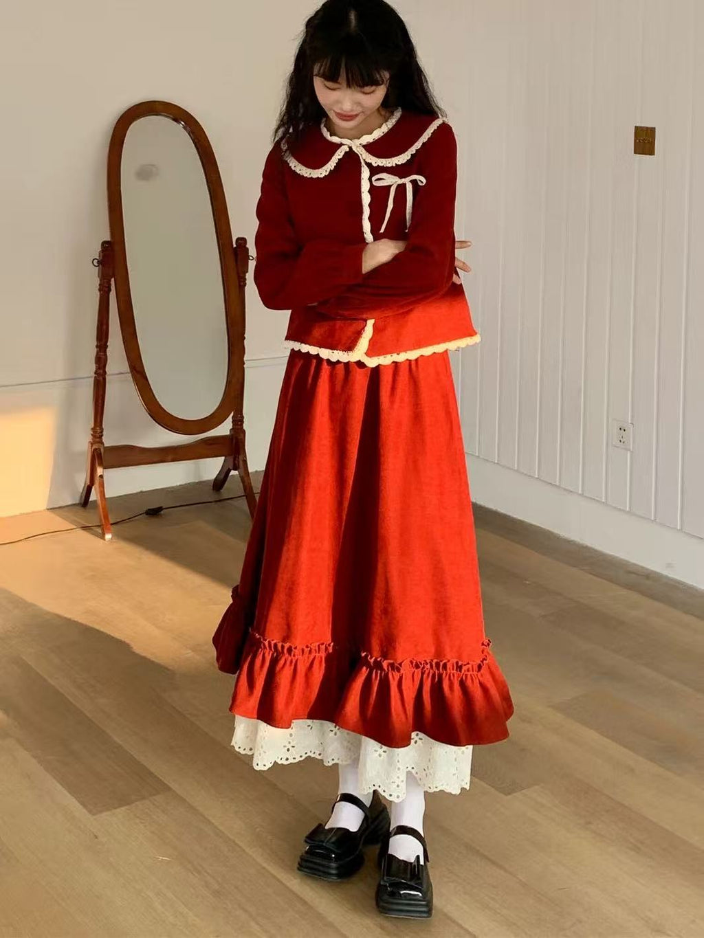 Design Concept:
This Lolita skirt in red features a high-waist design with a flowing hemline and delicate lace trim, embodying a festive and whimsical aesthetic perfect for autumn and winter. The extended length adds elegance and warmth, while the voluminous silhouette creates a graceful, youthful look. Ideal for daily wear, Christmas celebrations, tea parties, or casual Lolita gatherings, this skirt pairs beautifully with blouses, jumpers, or layered outfits.