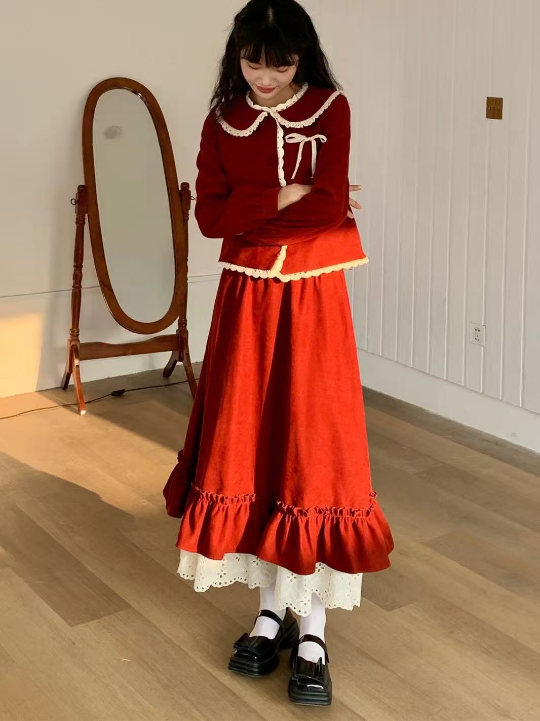 Design Concept:
This Lolita skirt in red features a high-waist design with a flowing hemline and delicate lace trim, embodying a festive and whimsical aesthetic perfect for autumn and winter. The extended length adds elegance and warmth, while the voluminous silhouette creates a graceful, youthful look. Ideal for daily wear, Christmas celebrations, tea parties, or casual Lolita gatherings, this skirt pairs beautifully with blouses, jumpers, or layered outfits.