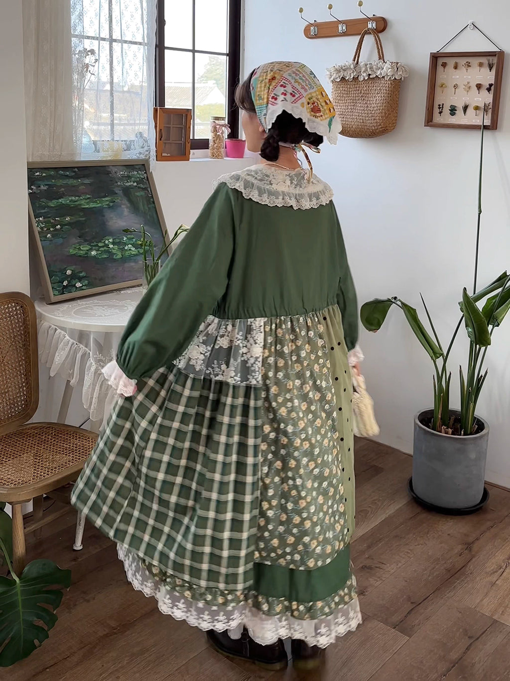 Design Concept:
This Sweet Lolita dress features a charming green floral patchwork design, crafted from soft cotton for a comfortable and breathable fit. The long sleeves and delicate doll collar add a touch of innocence and vintage charm, while the loose silhouette creates a gentle, flowing look. Perfect for daily wear, tea parties, or casual spring outings, this dress brings a cozy yet whimsical feel to your Lolita wardrobe.