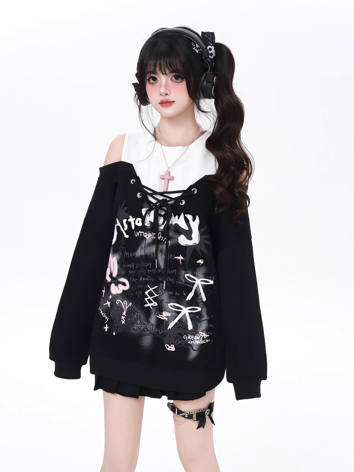 Design Concept:
This Lolita blouse features a playful two-layer design with a subtle off-shoulder cut, combining light gray and black for a chic, versatile look. Crafted for comfort and style, the blouse includes delicate bow tie details and a loose fit, perfect for autumn and winter casual wear. Ideal for daily Lolita outfits, tea parties, or streetwear styling, it adds a sweet yet slightly edgy touch to any ensemble.