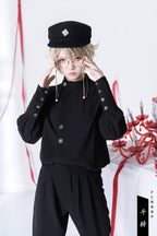 Design Concept:
This Lolita-style Ouji Fashion blouse in classic black features a vintage-inspired stand collar and a relaxed, loose fit. The long sleeves and minimalist design create a refined yet effortlessly stylish look, making it perfect for daily wear, casual outings, or tea party gatherings.