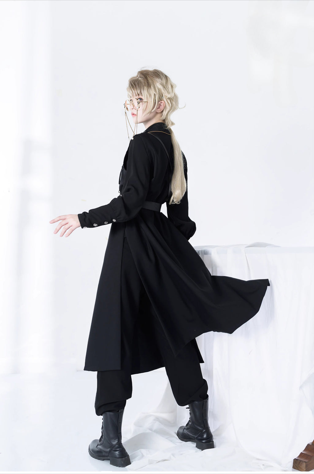 Design Concept:
This Lolita-style Ouji Fashion blouse in classic black features a vintage-inspired stand collar and a relaxed, loose fit. The long sleeves and minimalist design create a refined yet effortlessly stylish look, making it perfect for daily wear, casual outings, or tea party gatherings.