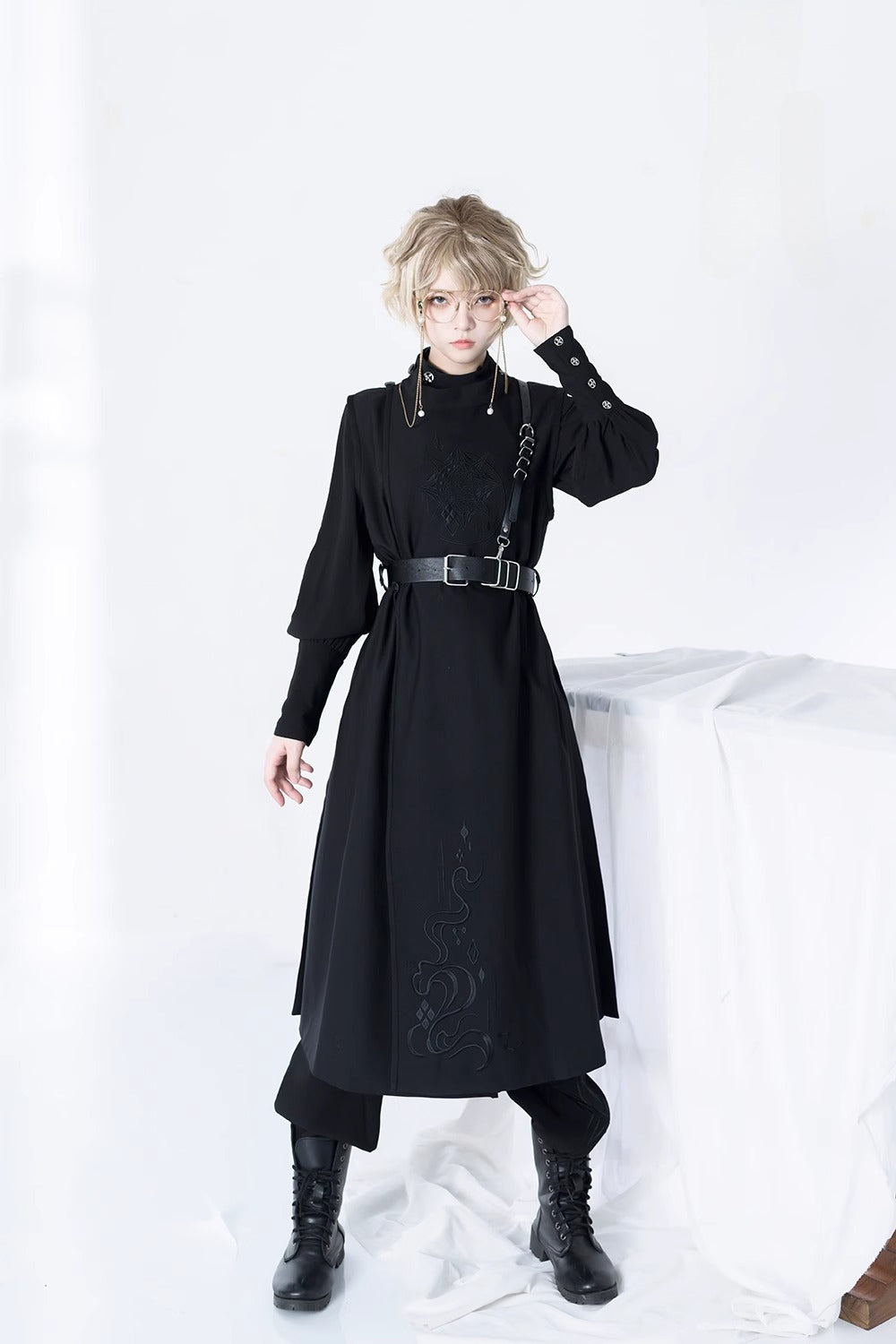Design Concept:
This Lolita-style Ouji Fashion blouse in classic black features a vintage-inspired stand collar and a relaxed, loose fit. The long sleeves and minimalist design create a refined yet effortlessly stylish look, making it perfect for daily wear, casual outings, or tea party gatherings.