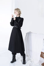 Design Concept:
This Lolita-style Ouji Fashion blouse in classic black features a vintage-inspired stand collar and a relaxed, loose fit. The long sleeves and minimalist design create a refined yet effortlessly stylish look, making it perfect for daily wear, casual outings, or tea party gatherings.