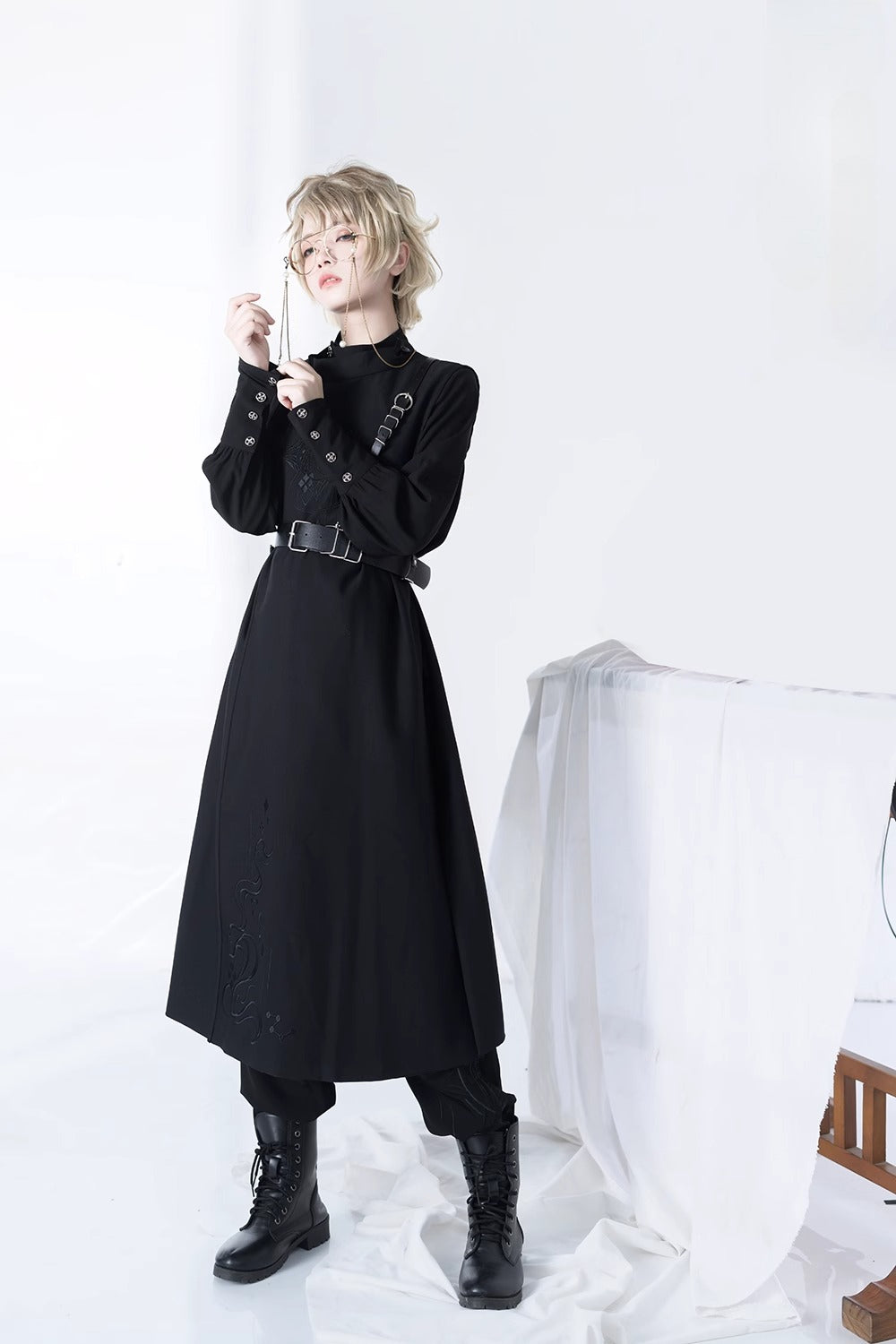 Design Concept:
This Lolita-style Ouji Fashion blouse in classic black features a vintage-inspired stand collar and a relaxed, loose fit. The long sleeves and minimalist design create a refined yet effortlessly stylish look, making it perfect for daily wear, casual outings, or tea party gatherings.