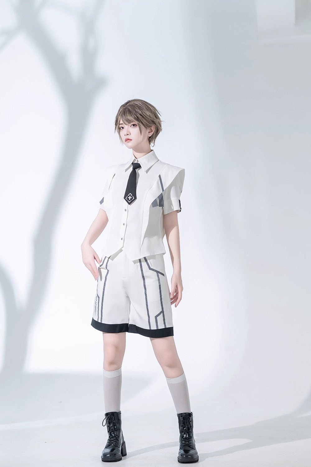 Design Concept:
This Ouji-style Lolita shirt in classic white combines a crisp, clean aesthetic with a boyish charm. Featuring short sleeves and a tailored fit, it offers both comfort and style. The minimalist design makes it versatile for daily wear, casual outings, or tea party gatherings. Perfect for creating a refined yet playful Lolita look, suitable for both male and female styling.