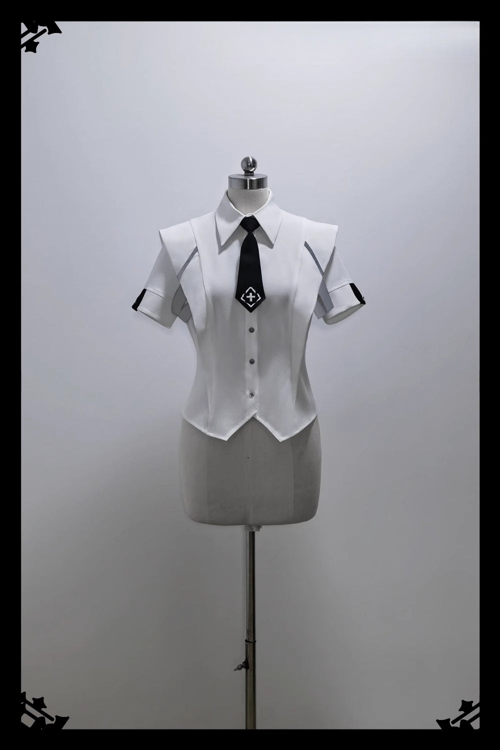 Design Concept:
This Ouji-style Lolita shirt in classic white combines a crisp, clean aesthetic with a boyish charm. Featuring short sleeves and a tailored fit, it offers both comfort and style. The minimalist design makes it versatile for daily wear, casual outings, or tea party gatherings. Perfect for creating a refined yet playful Lolita look, suitable for both male and female styling.