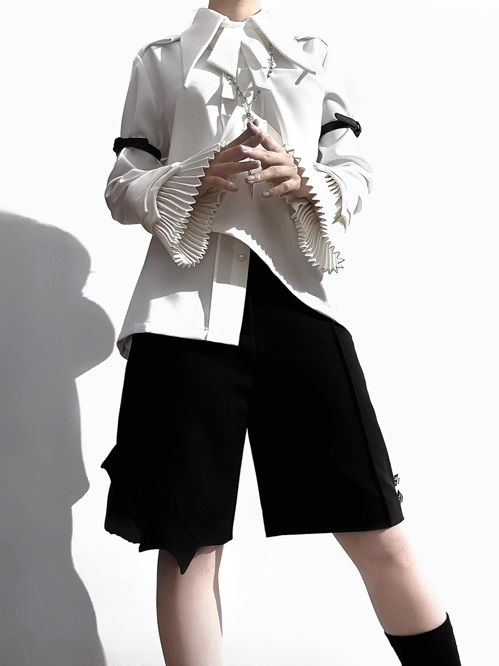 Design Concept:
This Lolita long-sleeve blouse comes in a refined white and Klein blue color combination, designed in a charming small prince style. Crafted for both comfort and elegance, it is suitable for both male and female Lolita enthusiasts. The tailored silhouette and classic design make it perfect for daily wear, tea parties, or casual Lolita gatherings.