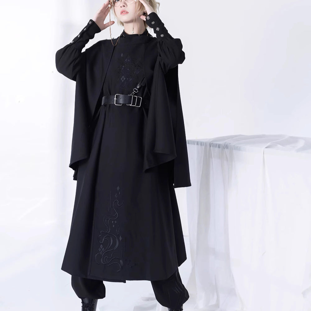 Design Concept:
This Lolita-style cape coat in deep black combines vintage charm with a modern streetwear edge. Designed to be both slimming and stylish, the flowing silhouette offers a dramatic yet elegant look. Perfect for layering over Lolita outfits or for making a statement in casual daily wear and tea party gatherings.