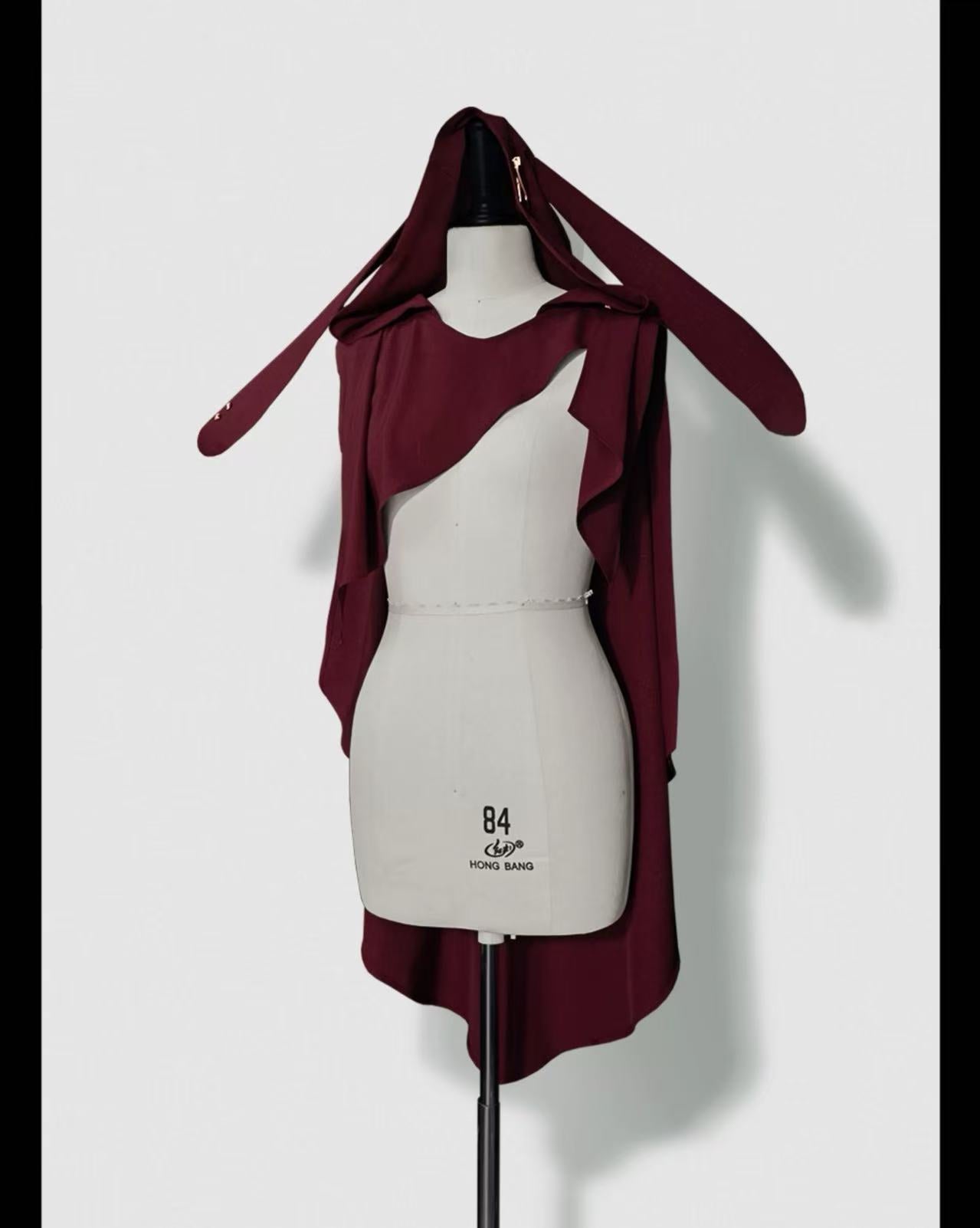 Design Concept:
This Ouji Fashion Lolita cloak in a striking red tone combines elegance with a bold, cool aesthetic. Designed with a flowing cape silhouette, it enhances the prince-style charm while maintaining a refined edge. The loose yet structured cut ensures comfort and versatility, making it suitable for daily wear, stage outfits, or special gatherings. A statement piece that captures both sophistication and a handsome aura, perfect for those seeking a dramatic and stylish look.