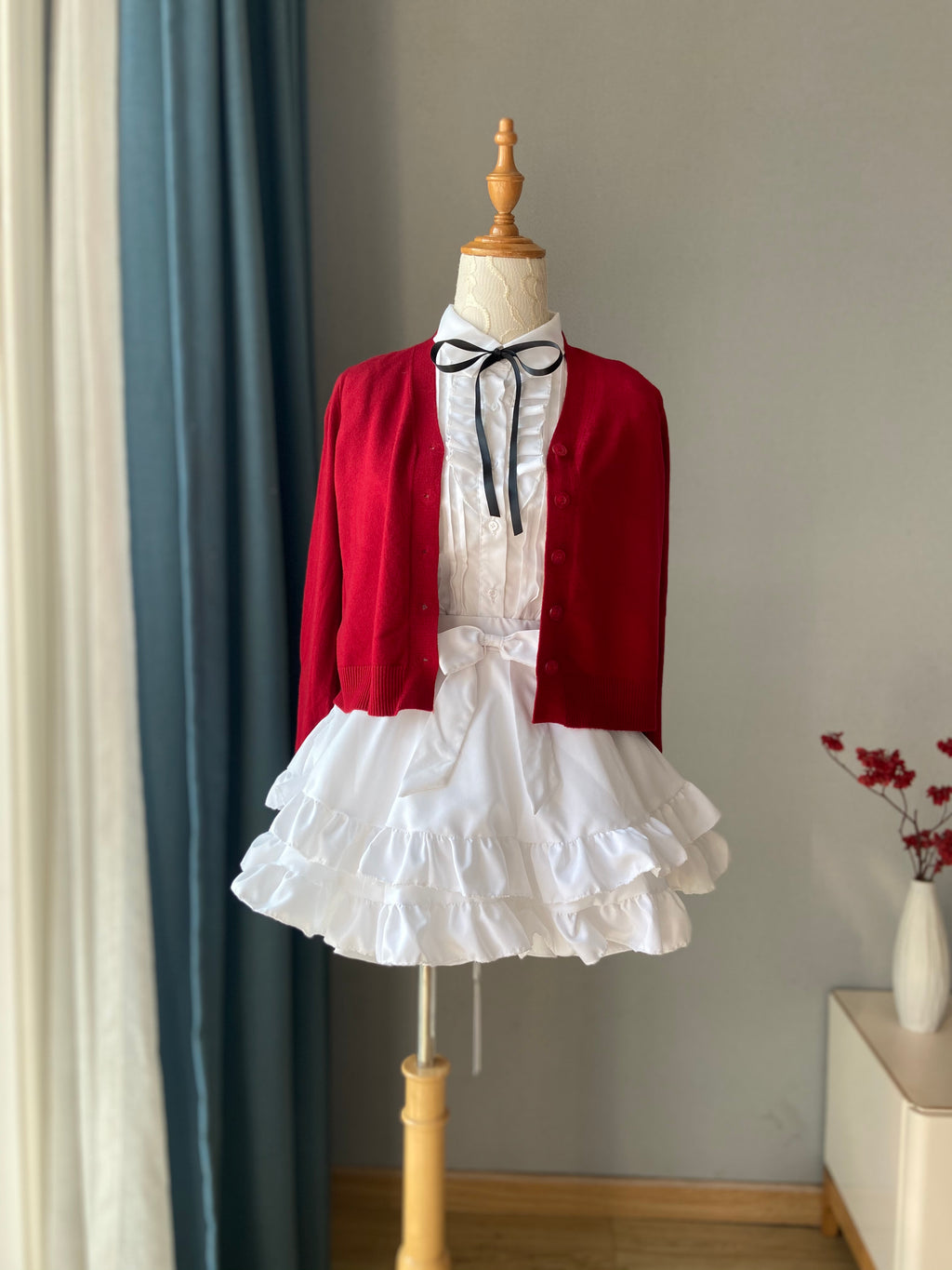 Faithfully recreates Kato Megumi's iconic look with breathable cotton for convention-ready comfort. The precise tailoring captures her subtle elegance while allowing freedom of movement. Designed for authenticity and wearability, this set brings the beloved character to life with practical attention to detail.