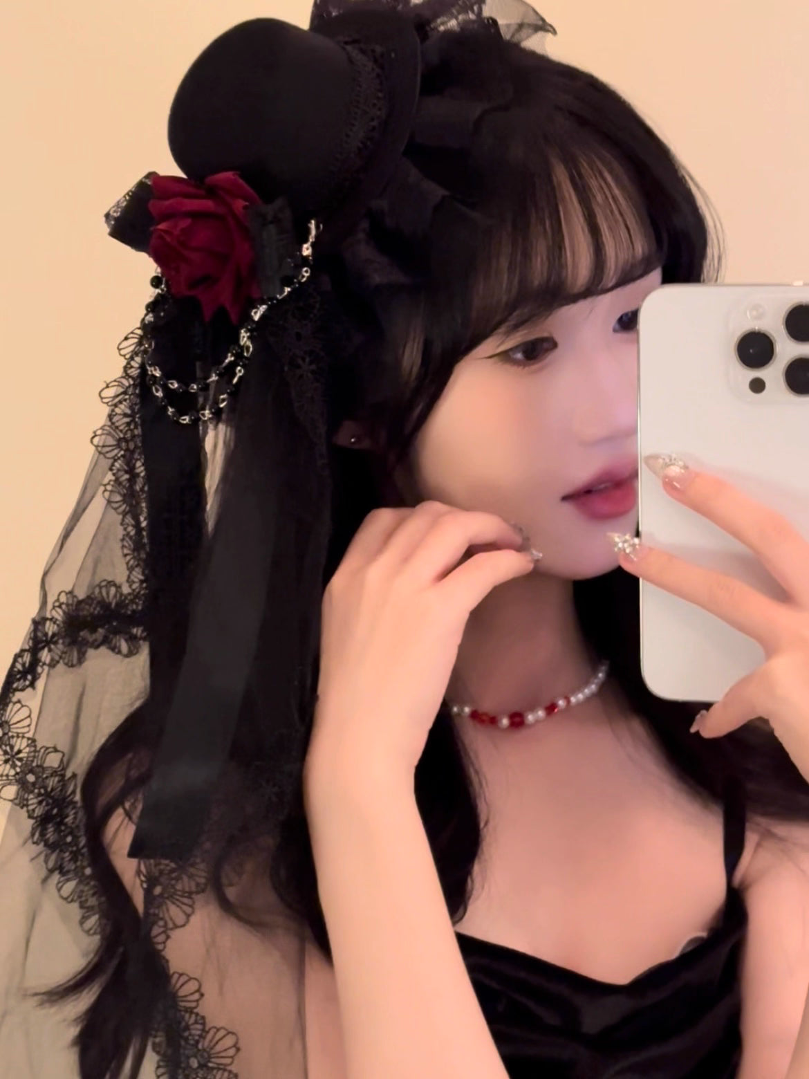Design Concept:
This Gothic Lolita mini top hat exudes dark elegance with intricate lace overlays and refined detailing. Available in black and white, the hat is designed to complement both Gothic and Lolita fashion ensembles, making it perfect for cosplay, photoshoots, or themed parties. Its petite size allows it to sit delicately on the head, adding a dramatic yet cute accent to any outfit.