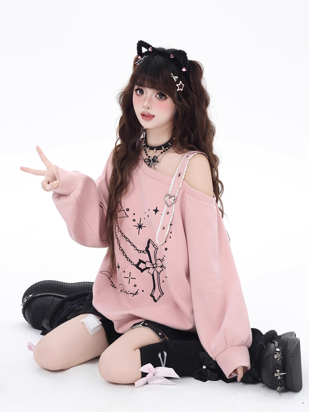 Design Concept:
This Lolita Blouses piece combines sweet charm with subtle edginess, featuring a black and pink color palette and delicate embroidered detailing. The off-shoulder design adds a playful and relaxed vibe, while the loose fit ensures comfort for everyday wear. Perfect for early spring casual outings, tea parties, or layering with other Lolita and streetwear pieces, it brings a soft yet stylish touch to any outfit.