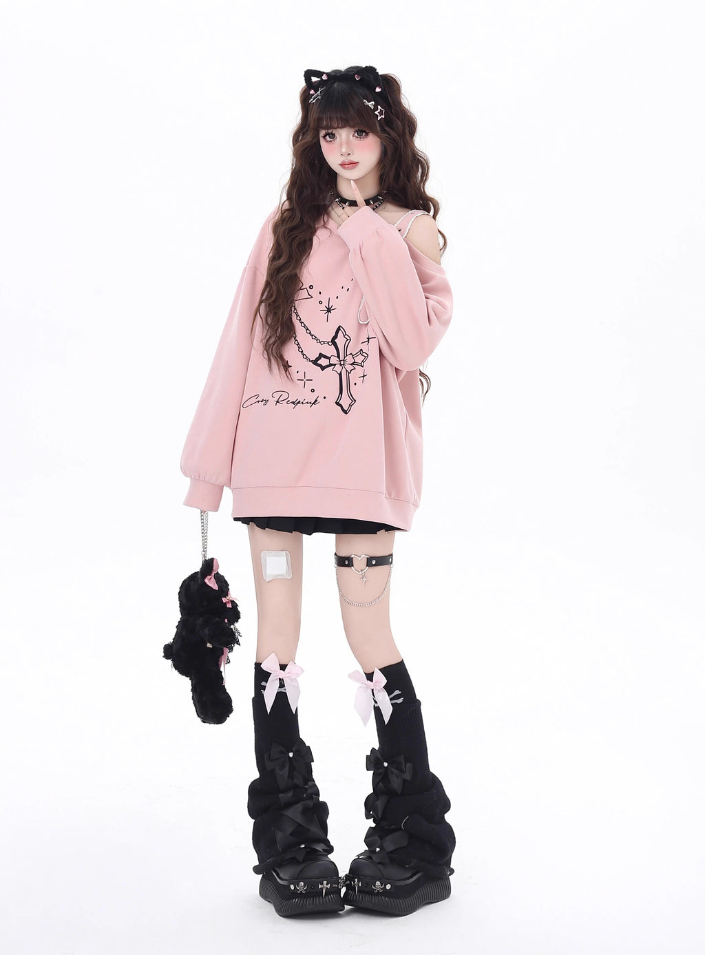 Design Concept:
This Lolita Blouses piece combines sweet charm with subtle edginess, featuring a black and pink color palette and delicate embroidered detailing. The off-shoulder design adds a playful and relaxed vibe, while the loose fit ensures comfort for everyday wear. Perfect for early spring casual outings, tea parties, or layering with other Lolita and streetwear pieces, it brings a soft yet stylish touch to any outfit.
