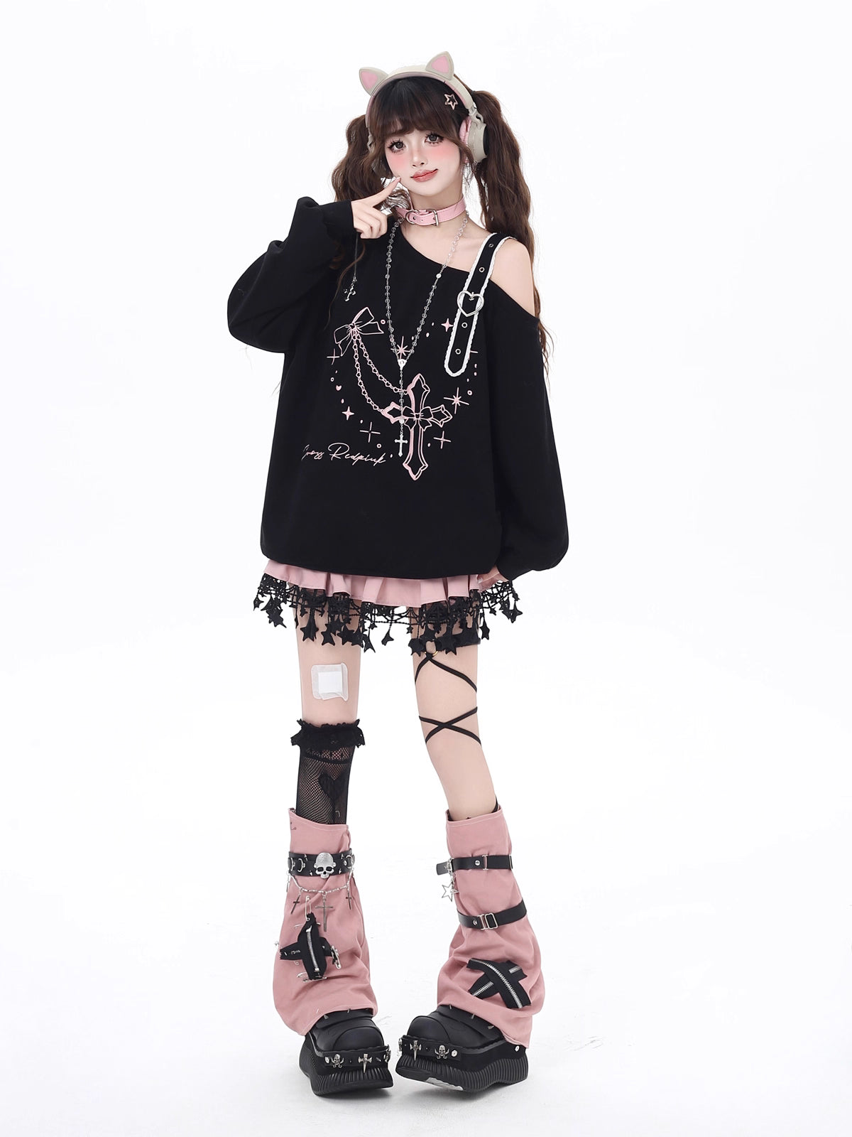 Design Concept:
This Lolita Blouses piece combines sweet charm with subtle edginess, featuring a black and pink color palette and delicate embroidered detailing. The off-shoulder design adds a playful and relaxed vibe, while the loose fit ensures comfort for everyday wear. Perfect for early spring casual outings, tea parties, or layering with other Lolita and streetwear pieces, it brings a soft yet stylish touch to any outfit.