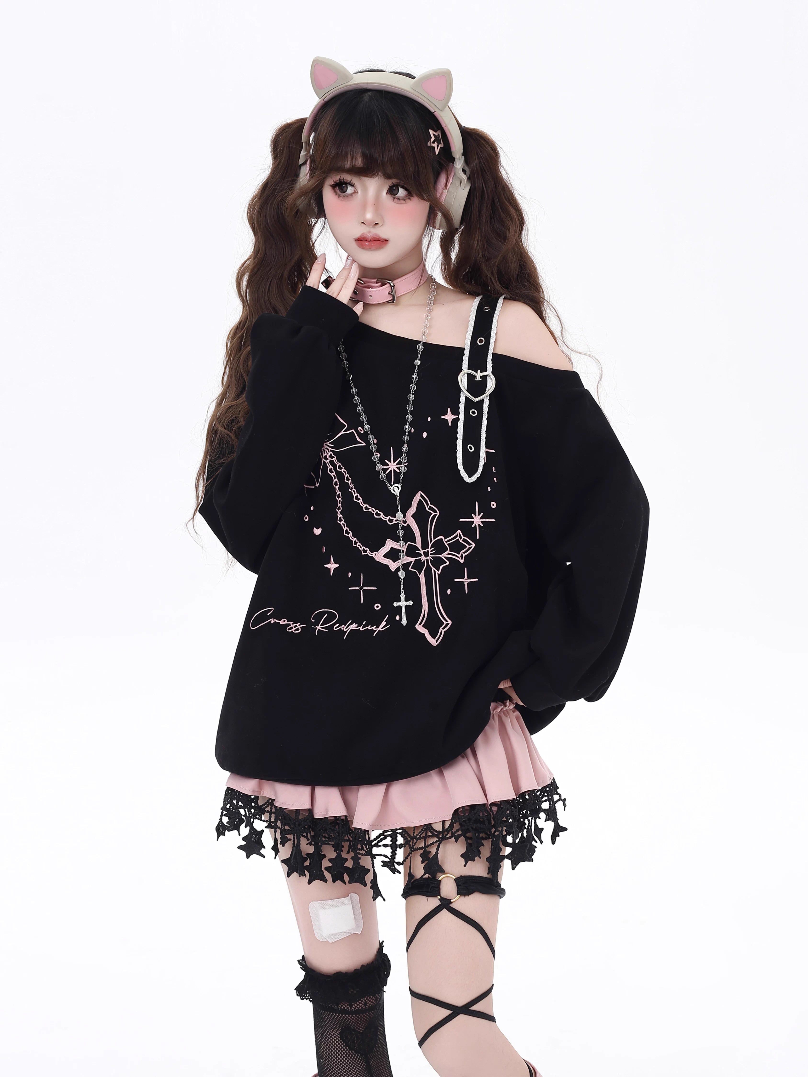 Design Concept:
This Lolita Blouses piece combines sweet charm with subtle edginess, featuring a black and pink color palette and delicate embroidered detailing. The off-shoulder design adds a playful and relaxed vibe, while the loose fit ensures comfort for everyday wear. Perfect for early spring casual outings, tea parties, or layering with other Lolita and streetwear pieces, it brings a soft yet stylish touch to any outfit.