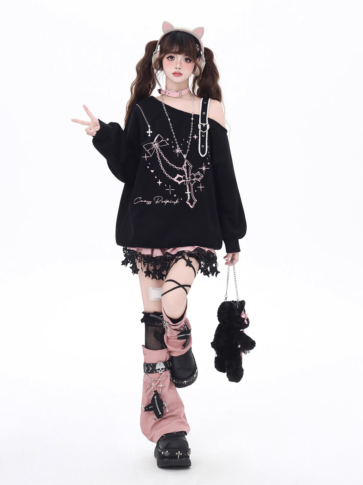 Design Concept:
This Lolita Blouses piece combines sweet charm with subtle edginess, featuring a black and pink color palette and delicate embroidered detailing. The off-shoulder design adds a playful and relaxed vibe, while the loose fit ensures comfort for everyday wear. Perfect for early spring casual outings, tea parties, or layering with other Lolita and streetwear pieces, it brings a soft yet stylish touch to any outfit.