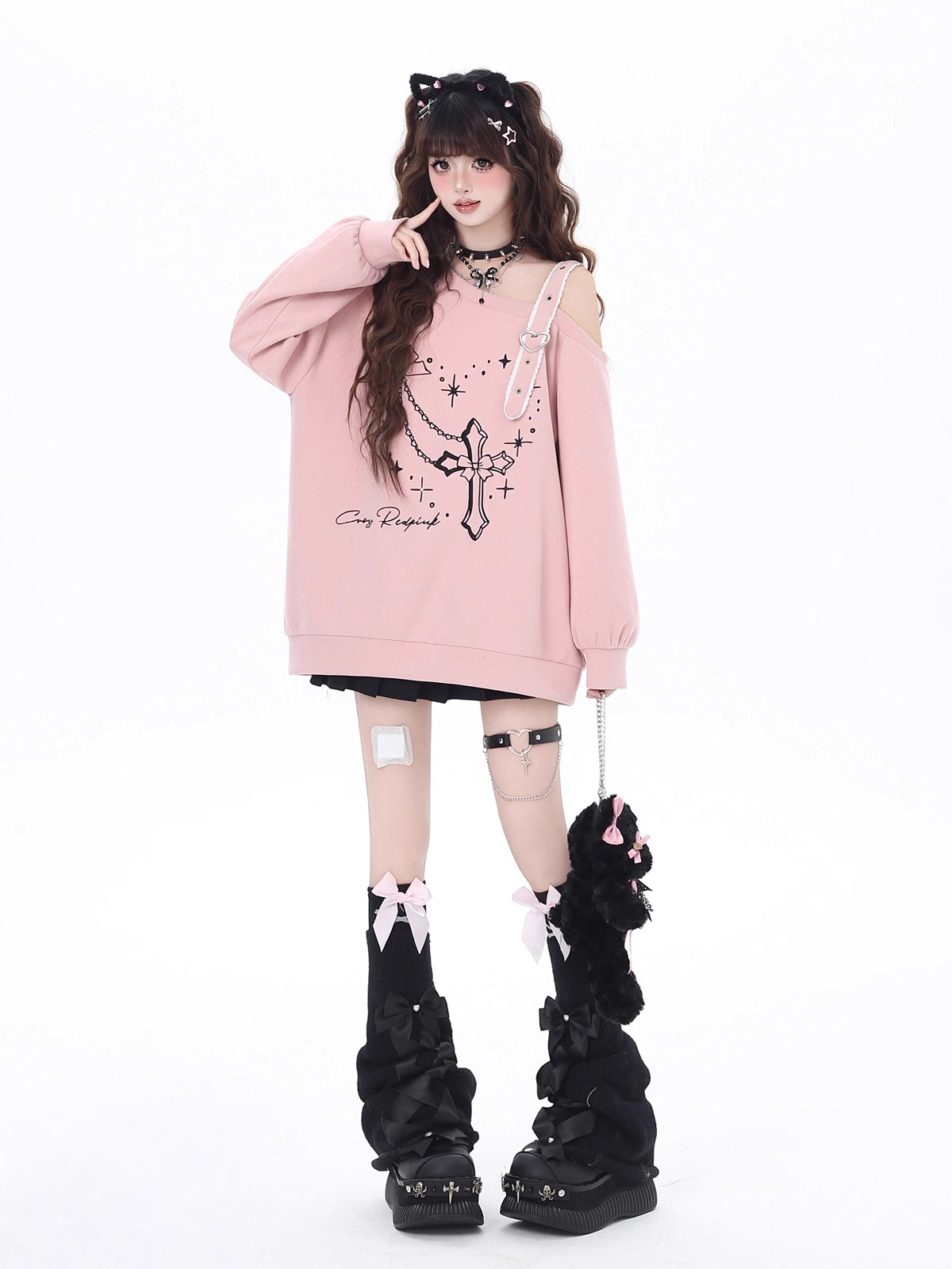 Design Concept:
This Lolita Blouses piece combines sweet charm with subtle edginess, featuring a black and pink color palette and delicate embroidered detailing. The off-shoulder design adds a playful and relaxed vibe, while the loose fit ensures comfort for everyday wear. Perfect for early spring casual outings, tea parties, or layering with other Lolita and streetwear pieces, it brings a soft yet stylish touch to any outfit.
