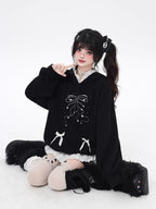 Design Concept:
This Lolita blouse features a stylish two-layer design in classic black, combining the cozy feel of a knit sweatshirt with the polished look of a faux collar. The top is designed for a relaxed, loose fit, perfect for casual spring outings or everyday wear. A matching tie is included, adding a charming school-inspired touch that enhances the overall preppy aesthetic. Ideal for layering or wearing on its own, this piece brings both comfort and subtle sophistication to your Lolita wardrobe.
