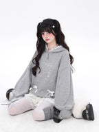 Design Concept:
This Lolita blouse features a stylish two-layer design in classic black, combining the cozy feel of a knit sweatshirt with the polished look of a faux collar. The top is designed for a relaxed, loose fit, perfect for casual spring outings or everyday wear. A matching tie is included, adding a charming school-inspired touch that enhances the overall preppy aesthetic. Ideal for layering or wearing on its own, this piece brings both comfort and subtle sophistication to your Lolita wardrobe.