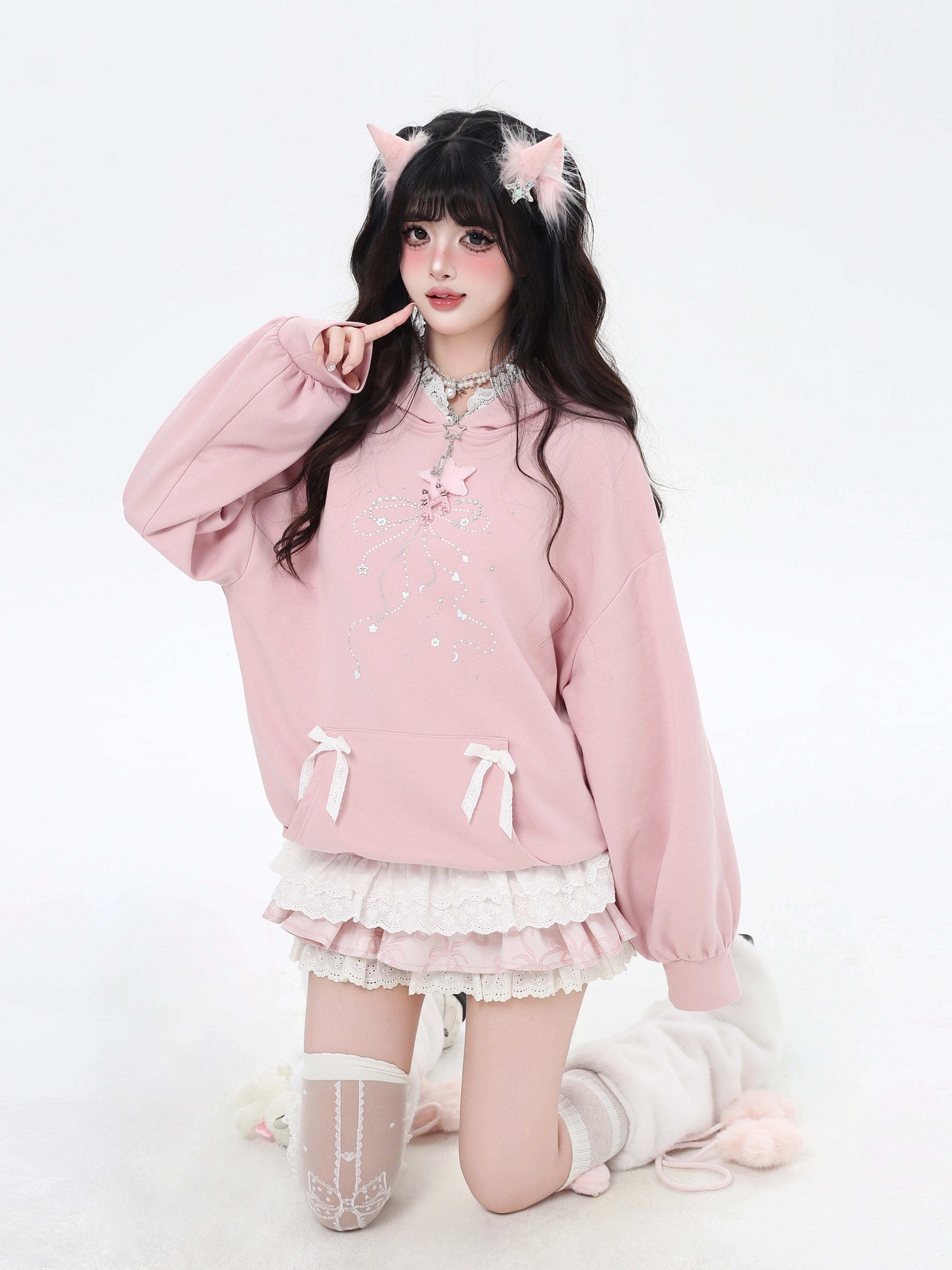 Design Concept:
This Lolita blouse features a stylish two-layer design in classic black, combining the cozy feel of a knit sweatshirt with the polished look of a faux collar. The top is designed for a relaxed, loose fit, perfect for casual spring outings or everyday wear. A matching tie is included, adding a charming school-inspired touch that enhances the overall preppy aesthetic. Ideal for layering or wearing on its own, this piece brings both comfort and subtle sophistication to your Lolita wardrobe.