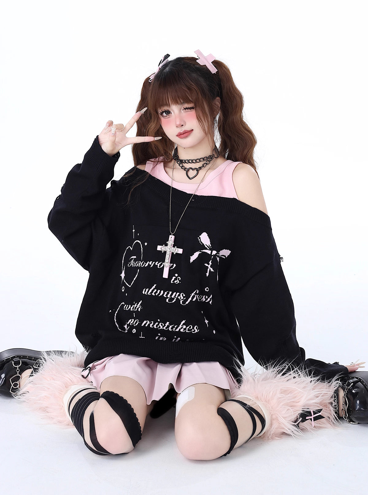 Design Concept:
This Lolita blouse comes in pink, black, and gray, blending sweet aesthetics with a touch of edgy street style. Designed with an off-shoulder cut and distressed details, it brings a playful yet bold charm to autumn and winter outfits. The two-layered fake design adds depth and a casual layering effect without extra bulk, while the soft knit fabric ensures warmth and comfort. Perfect for both daily wear and street fashion, this loose-fit sweater captures a youthful, carefree vibe with a subtl