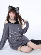 Design Concept:
This Lolita blouse comes in pink, black, and gray, blending sweet aesthetics with a touch of edgy street style. Designed with an off-shoulder cut and distressed details, it brings a playful yet bold charm to autumn and winter outfits. The two-layered fake design adds depth and a casual layering effect without extra bulk, while the soft knit fabric ensures warmth and comfort. Perfect for both daily wear and street fashion, this loose-fit sweater captures a youthful, carefree vibe with a subtl
