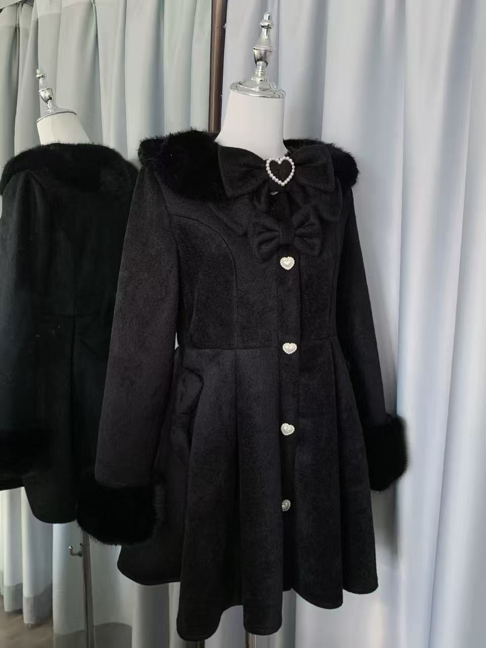 Design Concept:

This Lolita coat in classic black features a vintage Ouji-inspired design with oversized wide sleeves. Made from soft wool fabric, it offers both warmth and elegance for autumn and winter wear. The loose silhouette creates a graceful flow, while the retro details highlight a noble and stylish Lolita aesthetic. Perfect for pairing with dresses, skirts, or formal Lolita outfits, this overcoat combines comfort, functionality, and timeless charm.