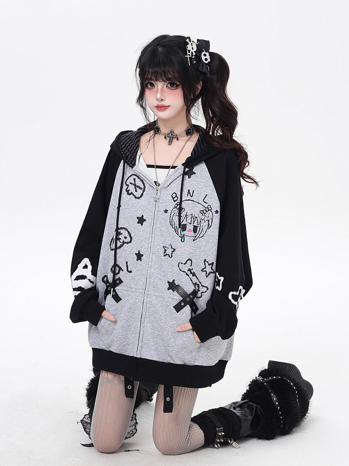 Design Concept:
This Lolita Coats gray Y2K hoodie zip-up sweatshirt combines a playful manga-inspired hand-drawn print with trendy color block details, bringing a unique balance of sweet and cool vibes. Designed in a loose fit silhouette, it offers comfort and effortless layering, perfect for autumn casual wear. The zip-up style adds versatility, making it easy to style for daily streetwear or Y2K-inspired fashion looks. A must-have piece for those who love mixing nostalgic aesthetics with modern street sty