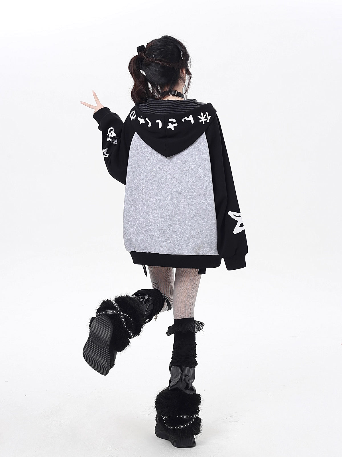 Design Concept:
This Lolita Coats gray Y2K hoodie zip-up sweatshirt combines a playful manga-inspired hand-drawn print with trendy color block details, bringing a unique balance of sweet and cool vibes. Designed in a loose fit silhouette, it offers comfort and effortless layering, perfect for autumn casual wear. The zip-up style adds versatility, making it easy to style for daily streetwear or Y2K-inspired fashion looks. A must-have piece for those who love mixing nostalgic aesthetics with modern street sty