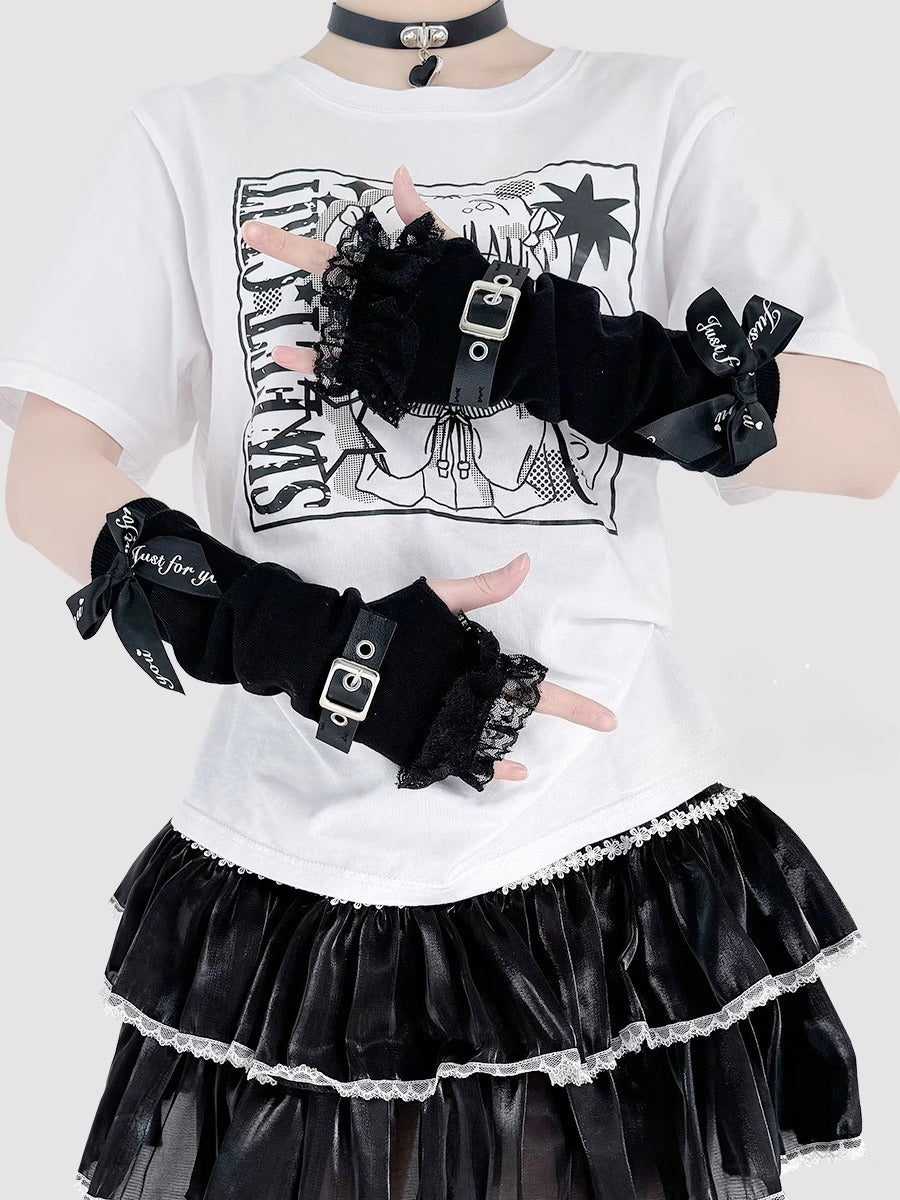 Design Concept:
These Lolita hand accessories feature a striking black and white striped design paired with delicate lace trims, creating the perfect balance of sweet and punk aesthetics. The fingerless style ensures comfort and flexibility, while the decorative buckle detail adds a bold, edgy touch. Crafted from soft cotton with fine lace edging, these sleeves are suitable for layering with both Ouji-inspired coordinates and sweet-punk Lolita outfits.