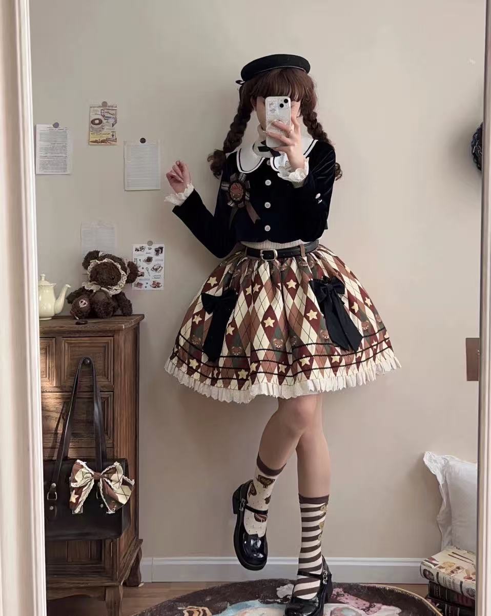 Design Concept:

This charming Lolita skirt in warm brown combines classic style with a cute student commuter aesthetic, offering both elegance and everyday wearability. Product Details: The product includes one pleated half skirt, designed for versatile pairing with various tops to create a stylish and refined Lolita look.