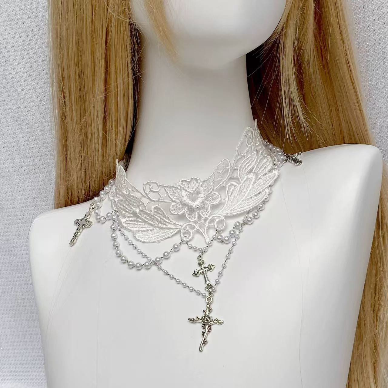Design Concept:


This Lolita necklace features a pure white gothic choker design adorned with a cross pendant, blending elegance with a refined Lolita aesthetic. Available in two versions—the standard edition and the upgraded edition—each offers a unique style and quality, making it a versatile accessory for completing classic or gothic Lolita outfits.