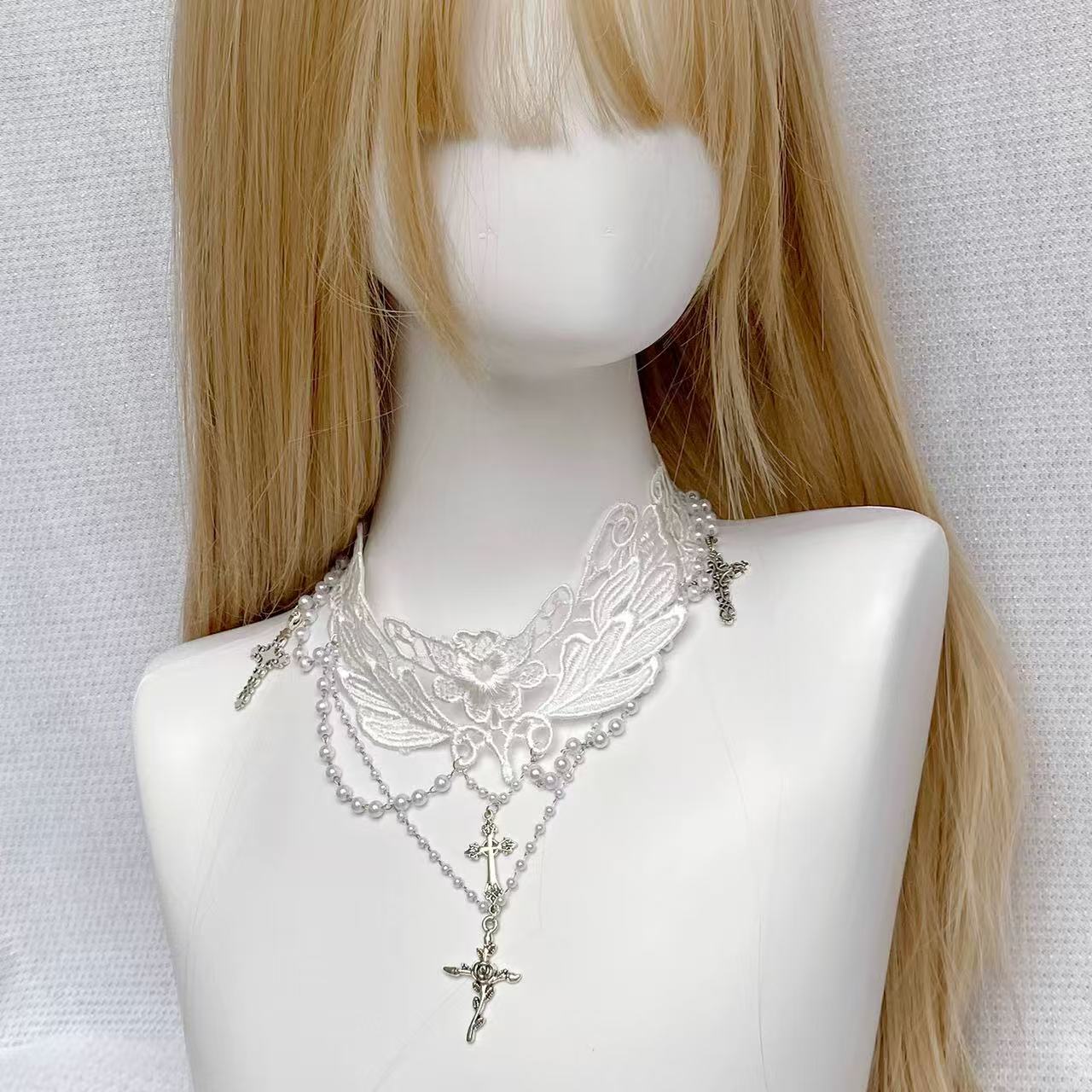 Design Concept:


This Lolita necklace features a pure white gothic choker design adorned with a cross pendant, blending elegance with a refined Lolita aesthetic. Available in two versions—the standard edition and the upgraded edition—each offers a unique style and quality, making it a versatile accessory for completing classic or gothic Lolita outfits.