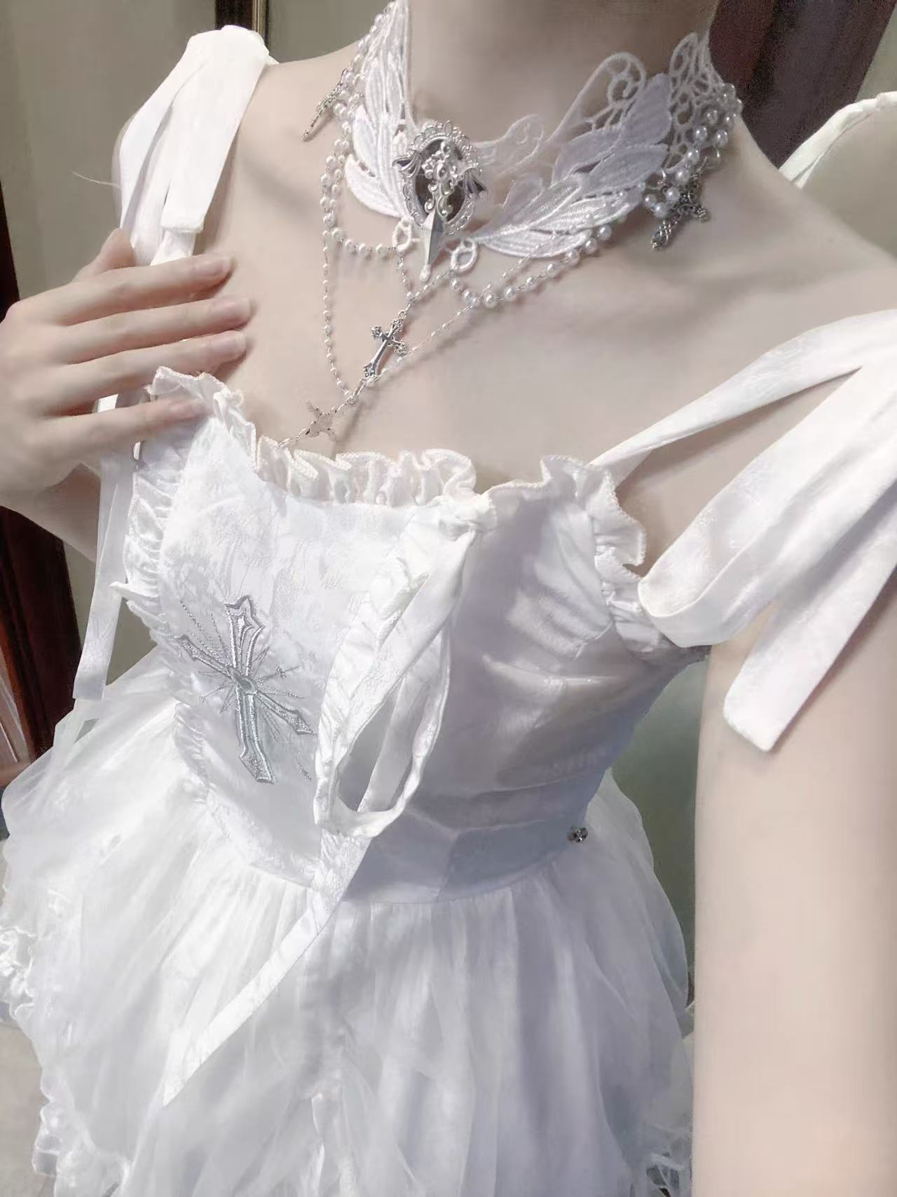 Design Concept:


This Lolita necklace features a pure white gothic choker design adorned with a cross pendant, blending elegance with a refined Lolita aesthetic. Available in two versions—the standard edition and the upgraded edition—each offers a unique style and quality, making it a versatile accessory for completing classic or gothic Lolita outfits.