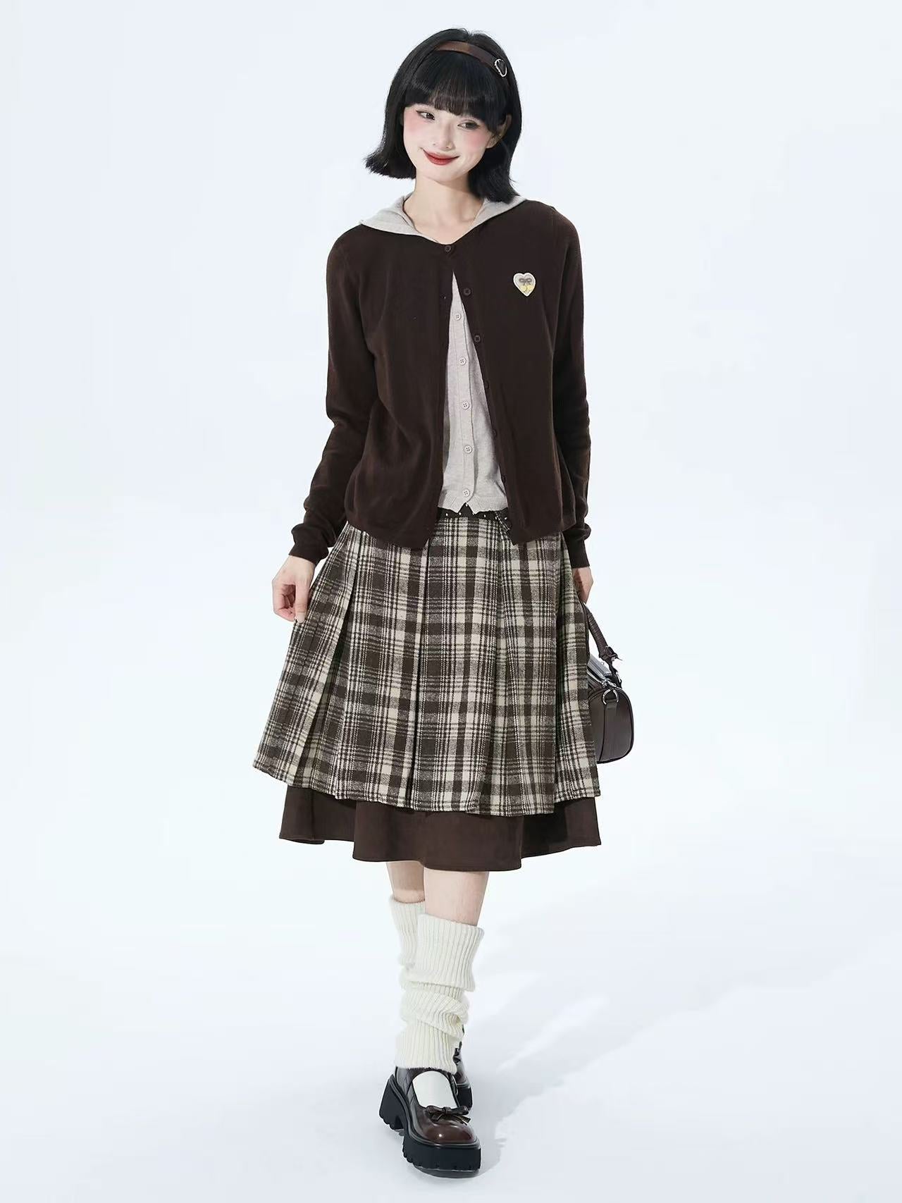 Design Concept:
This Lolita skirt features a classic brown plaid pattern with a vintage-inspired high-waist design and a diagonal waist belt. The A-line silhouette adds a flattering shape while maintaining comfort and mobility. Perfect for daily wear, casual meetups, or themed tea parties, it embodies a charming school-girl aesthetic with a touch of retro elegance.