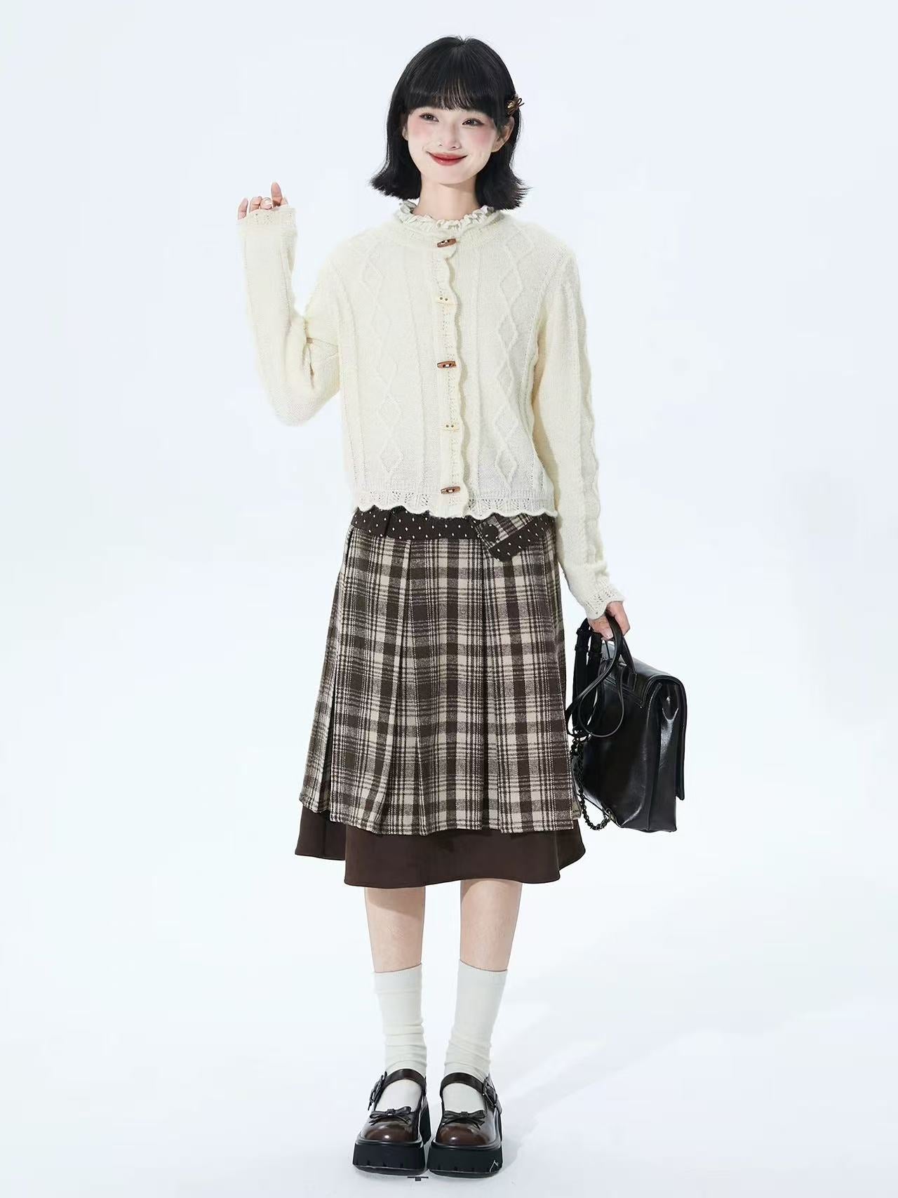 Design Concept:
This Lolita skirt features a classic brown plaid pattern with a vintage-inspired high-waist design and a diagonal waist belt. The A-line silhouette adds a flattering shape while maintaining comfort and mobility. Perfect for daily wear, casual meetups, or themed tea parties, it embodies a charming school-girl aesthetic with a touch of retro elegance.