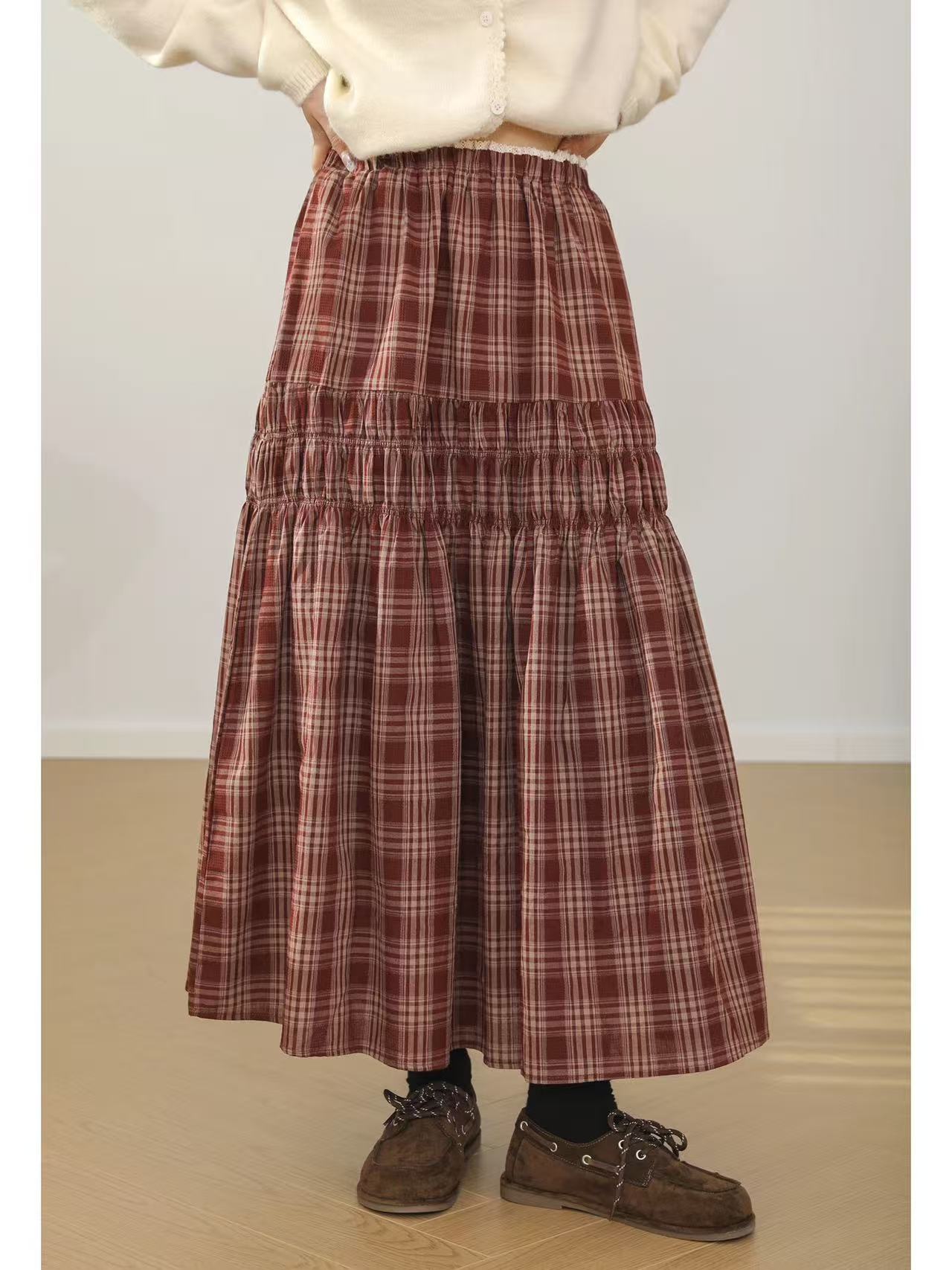 Design Concept：
This Lolita skirt features a classic red and black plaid design with delicate lace trim along the hemline, blending retro charm with daily elegance. The high-waist cut and A-line silhouette create a flattering shape while offering comfort and versatility for styling. Perfect for tea parties, festive gatherings, or everyday outfits, this piece adds both refinement and playfulness to a Lolita wardrobe.