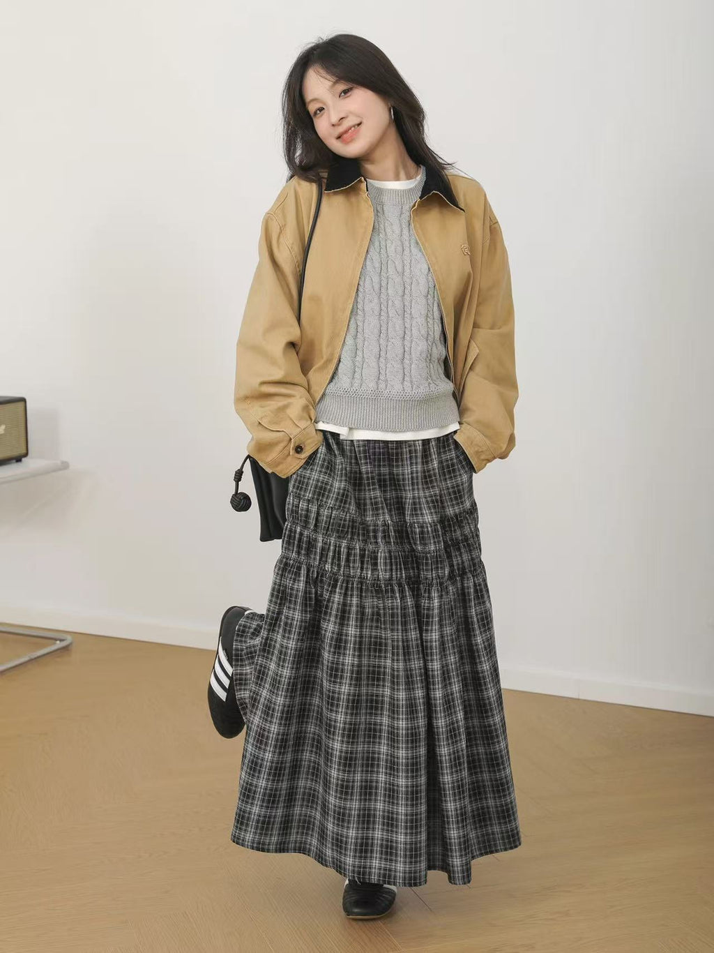 Design Concept：
This Lolita skirt features a classic red and black plaid design with delicate lace trim along the hemline, blending retro charm with daily elegance. The high-waist cut and A-line silhouette create a flattering shape while offering comfort and versatility for styling. Perfect for tea parties, festive gatherings, or everyday outfits, this piece adds both refinement and playfulness to a Lolita wardrobe.