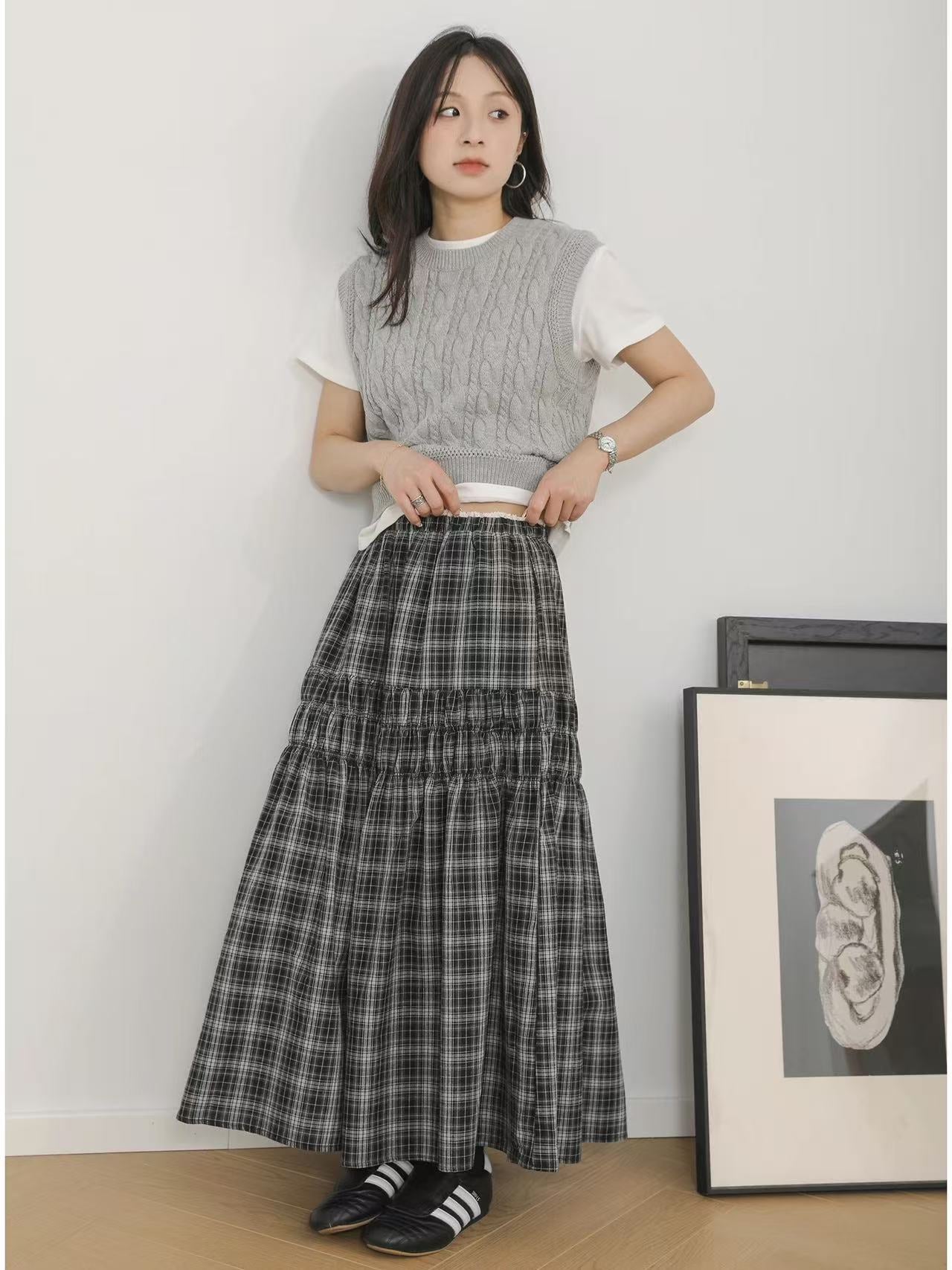 Design Concept：
This Lolita skirt features a classic red and black plaid design with delicate lace trim along the hemline, blending retro charm with daily elegance. The high-waist cut and A-line silhouette create a flattering shape while offering comfort and versatility for styling. Perfect for tea parties, festive gatherings, or everyday outfits, this piece adds both refinement and playfulness to a Lolita wardrobe.